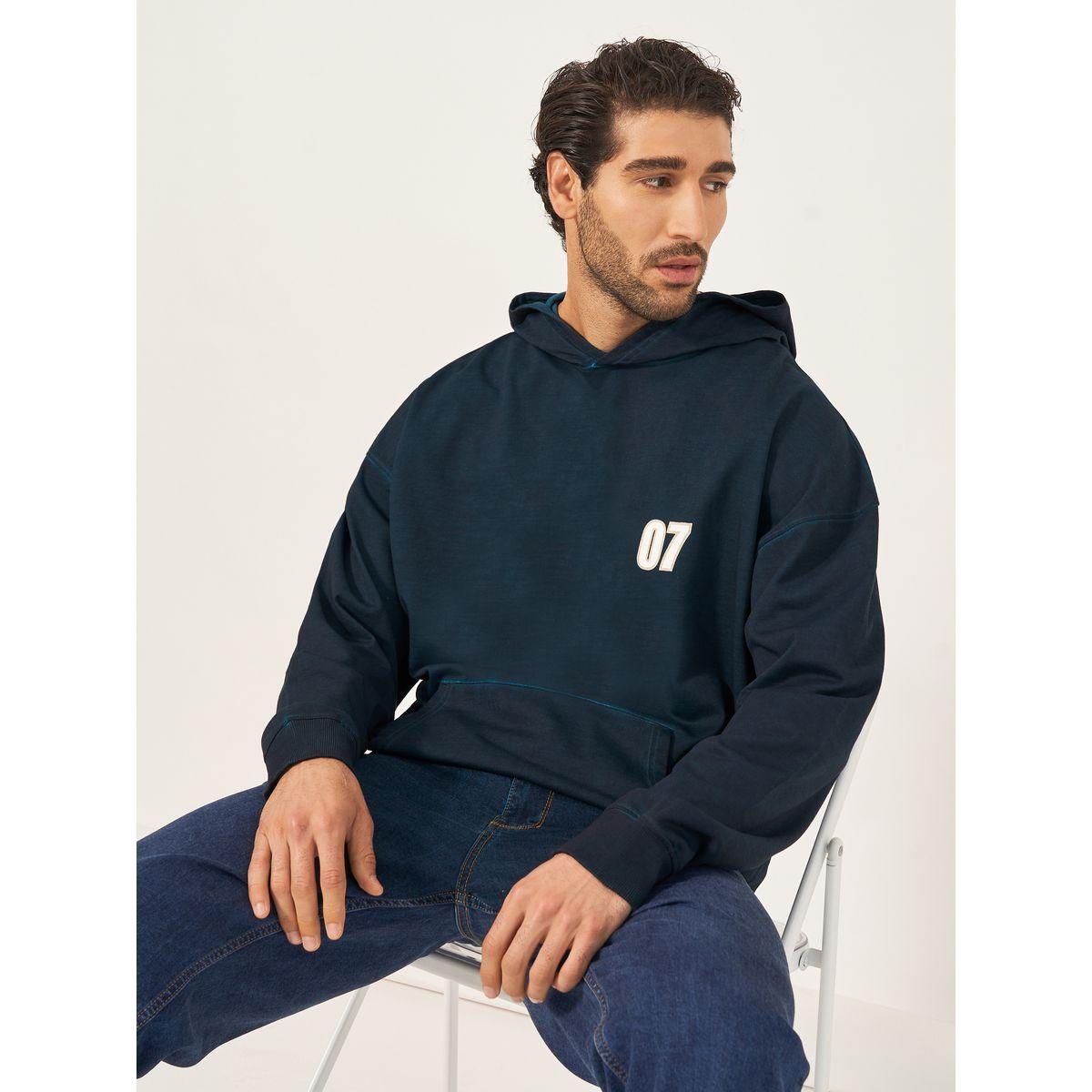 هودي فضفاض بطبعة رقم مع جيوب-men-winterwear-hoodiesandsweatshirts-image-1