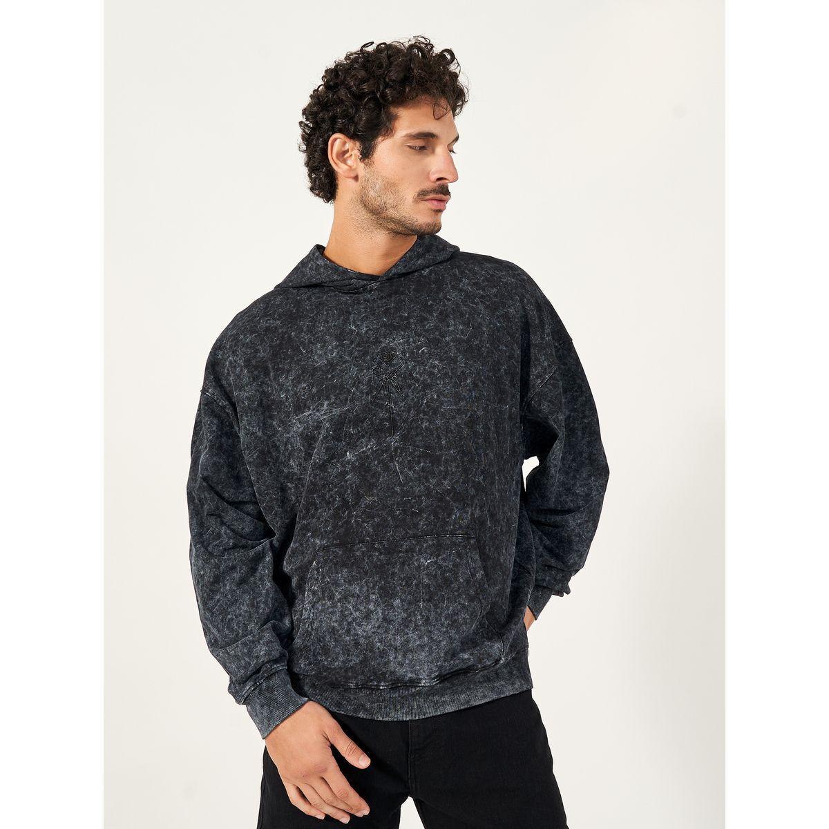 هودي فضفاض بتفاصيل مشطوفة وزهرة مُطرّزة-men-winterwear-hoodiesandsweatshirts-image-1