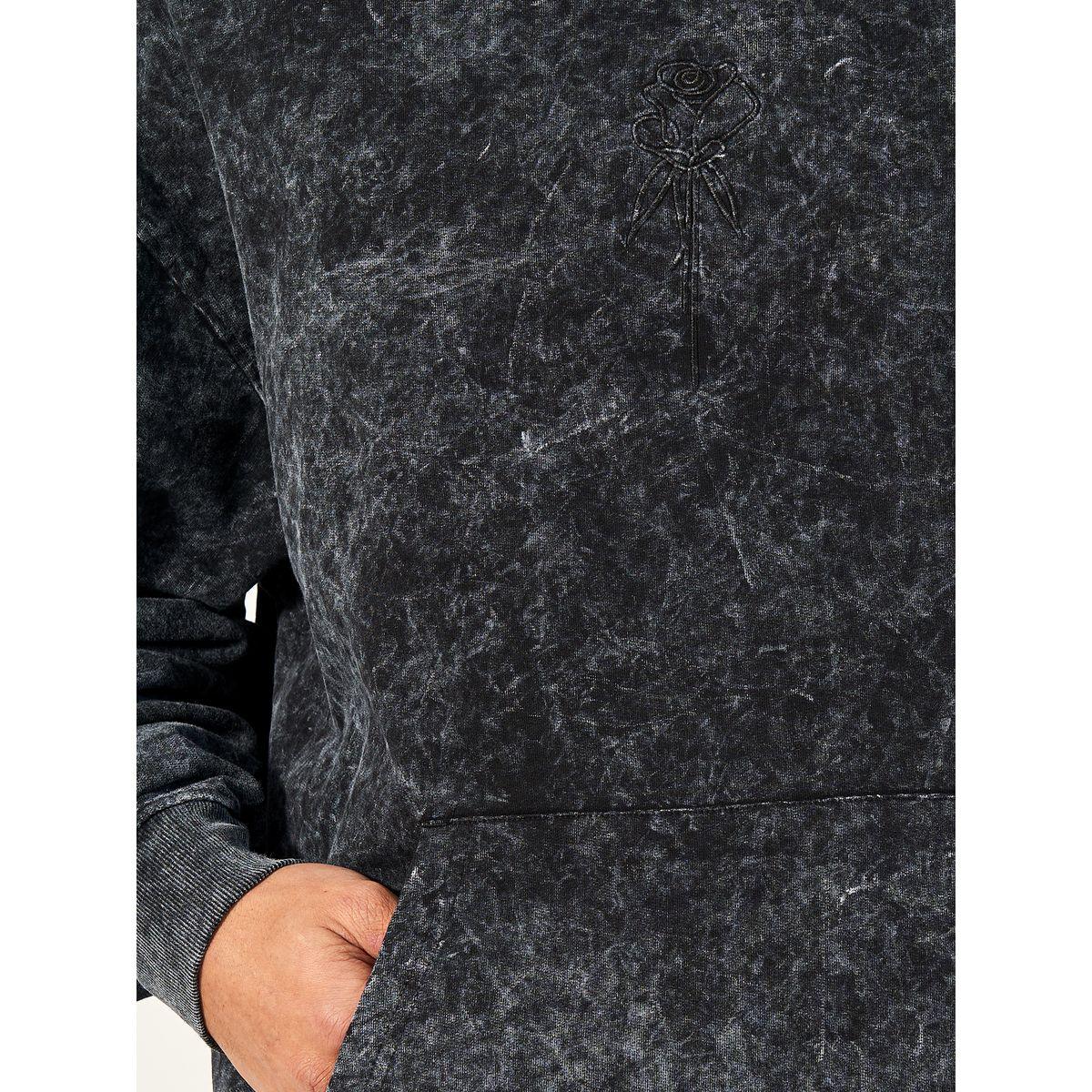 هودي فضفاض بتفاصيل مشطوفة وزهرة مُطرّزة-men-winterwear-hoodiesandsweatshirts-image-3
