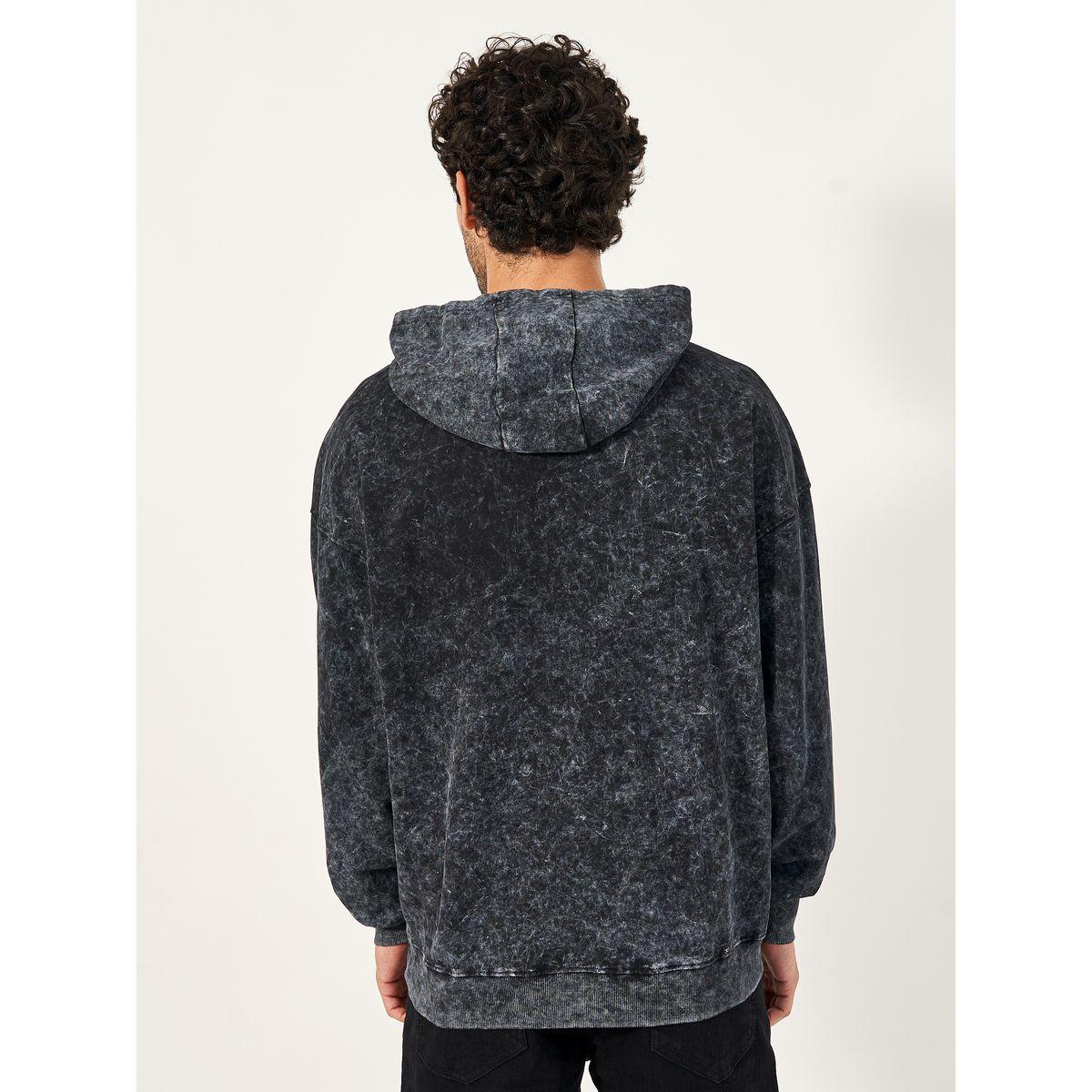 هودي فضفاض بتفاصيل مشطوفة وزهرة مُطرّزة-men-winterwear-hoodiesandsweatshirts-image-4