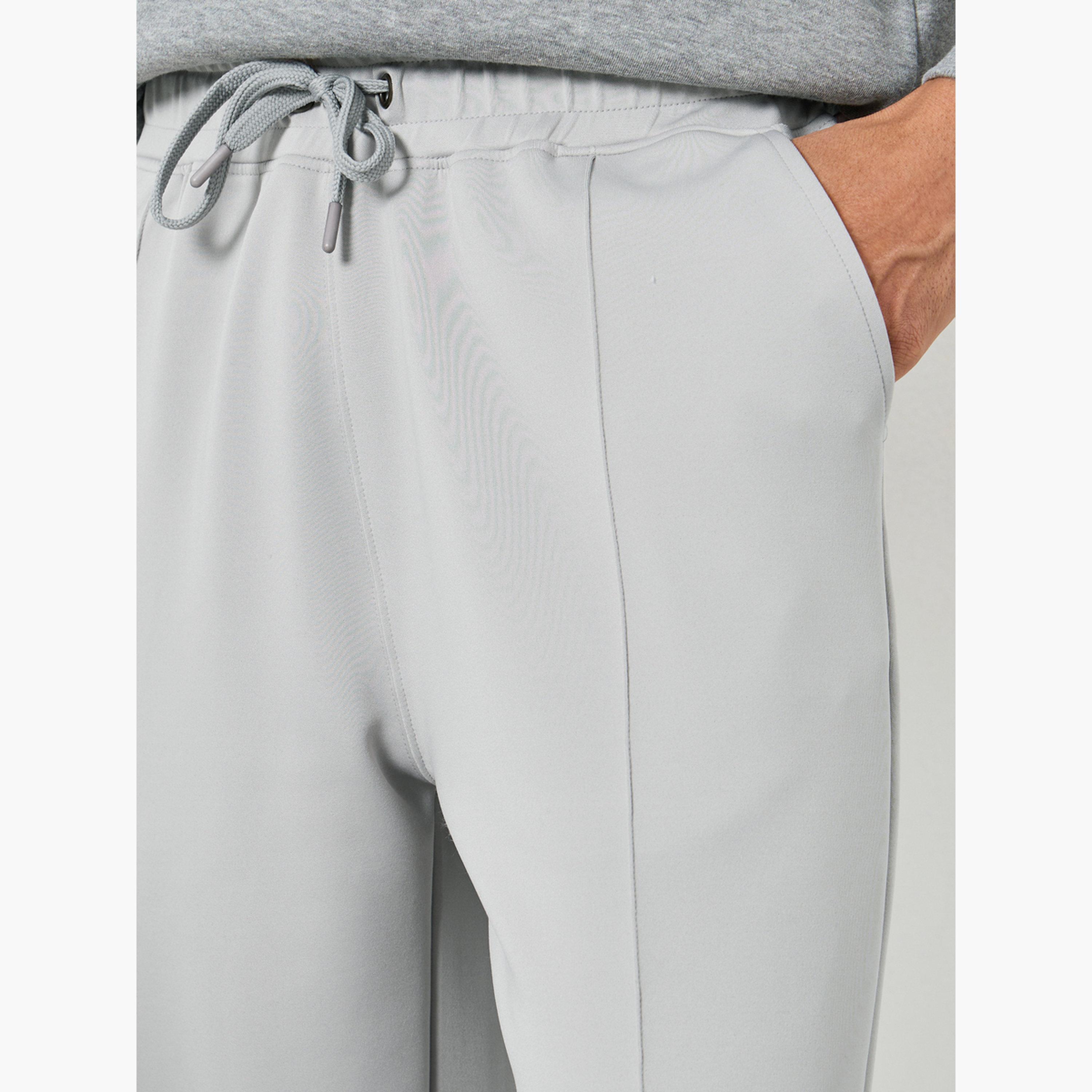 جوغر بقصة مريحة وحواف مفتوحة مع تفاصيل محزوزة-men-clothing-bottoms-joggers-image-4
