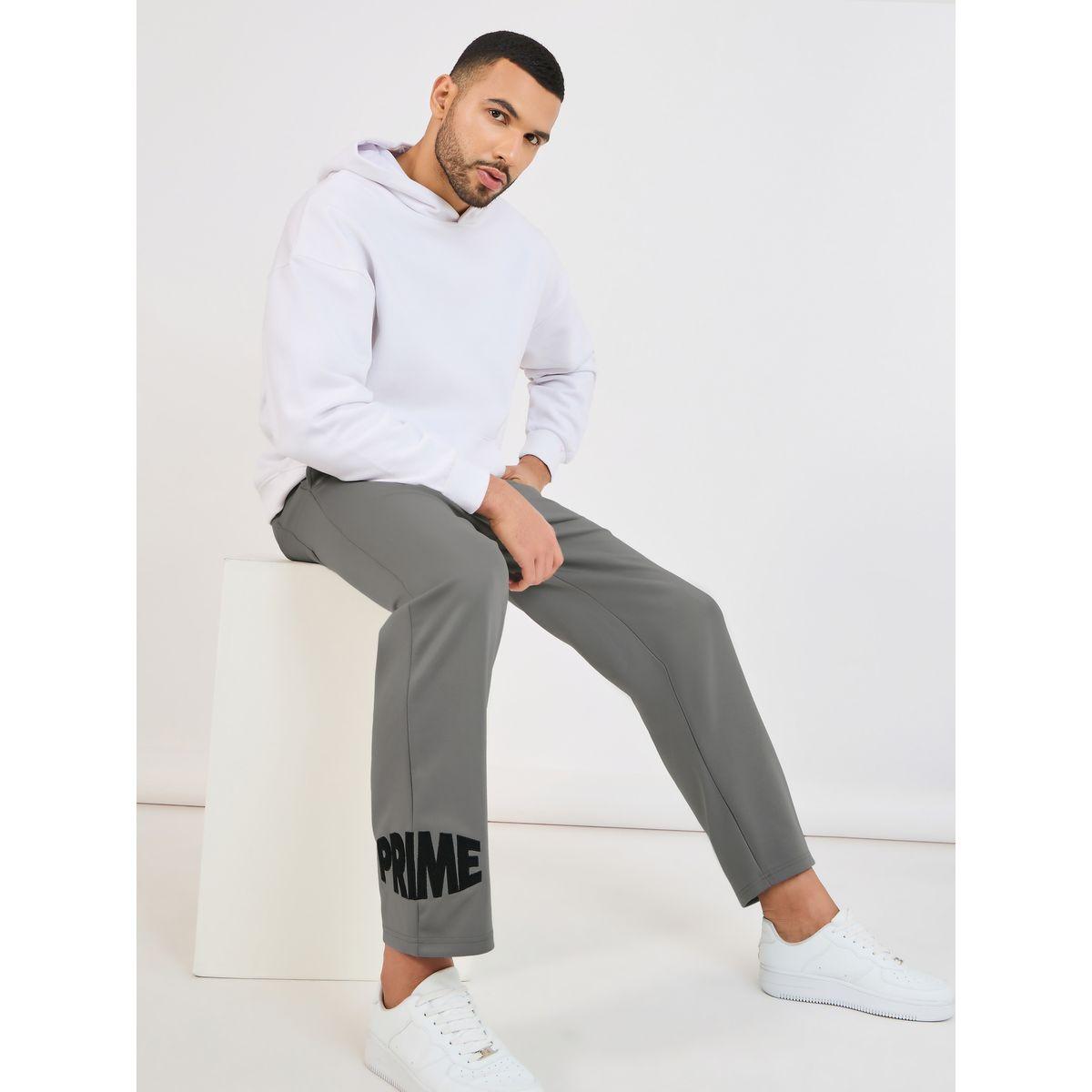جوغر بقصة مريحة وتفاصيل مُطرّزة-men-clothing-bottoms-joggers-image-1