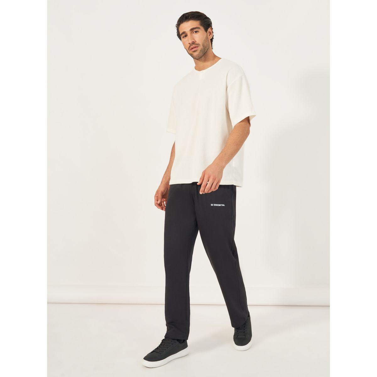 جوغر بطبعة كتابة وقصة مريحة مع حواف مفتوحة-men-clothing-bottoms-joggers-image-2