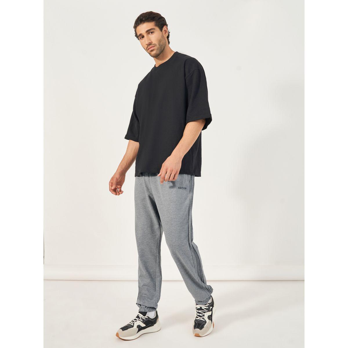 جوغر فضفاض بحزوز جانبية وتفاصيل مُطرّزة-men-clothing-bottoms-joggers-image-2