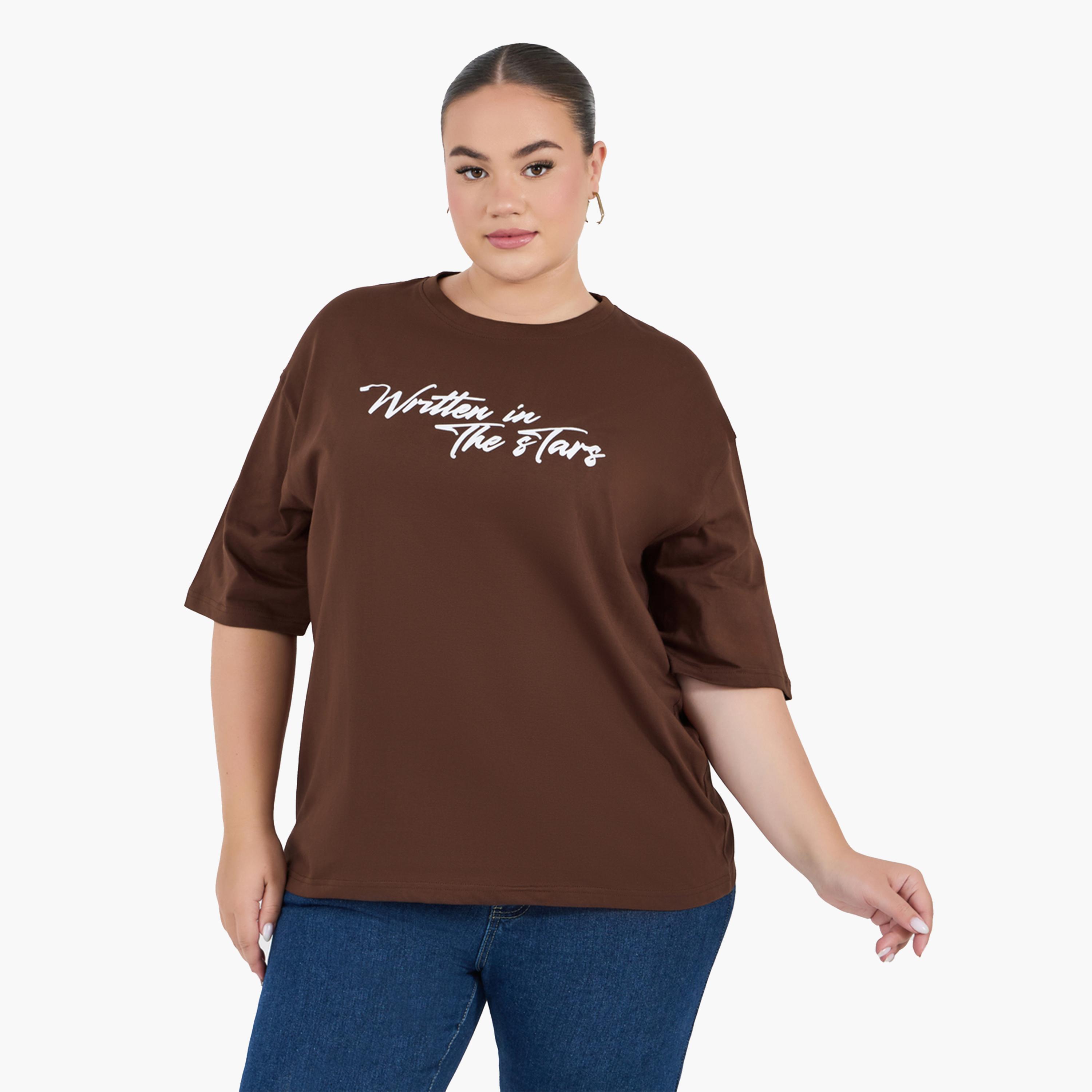 ستايلي - تي شيرت برقبة دائرية وطبعة شعار بمقاس كبير-women-clothing-tshirts-image-1