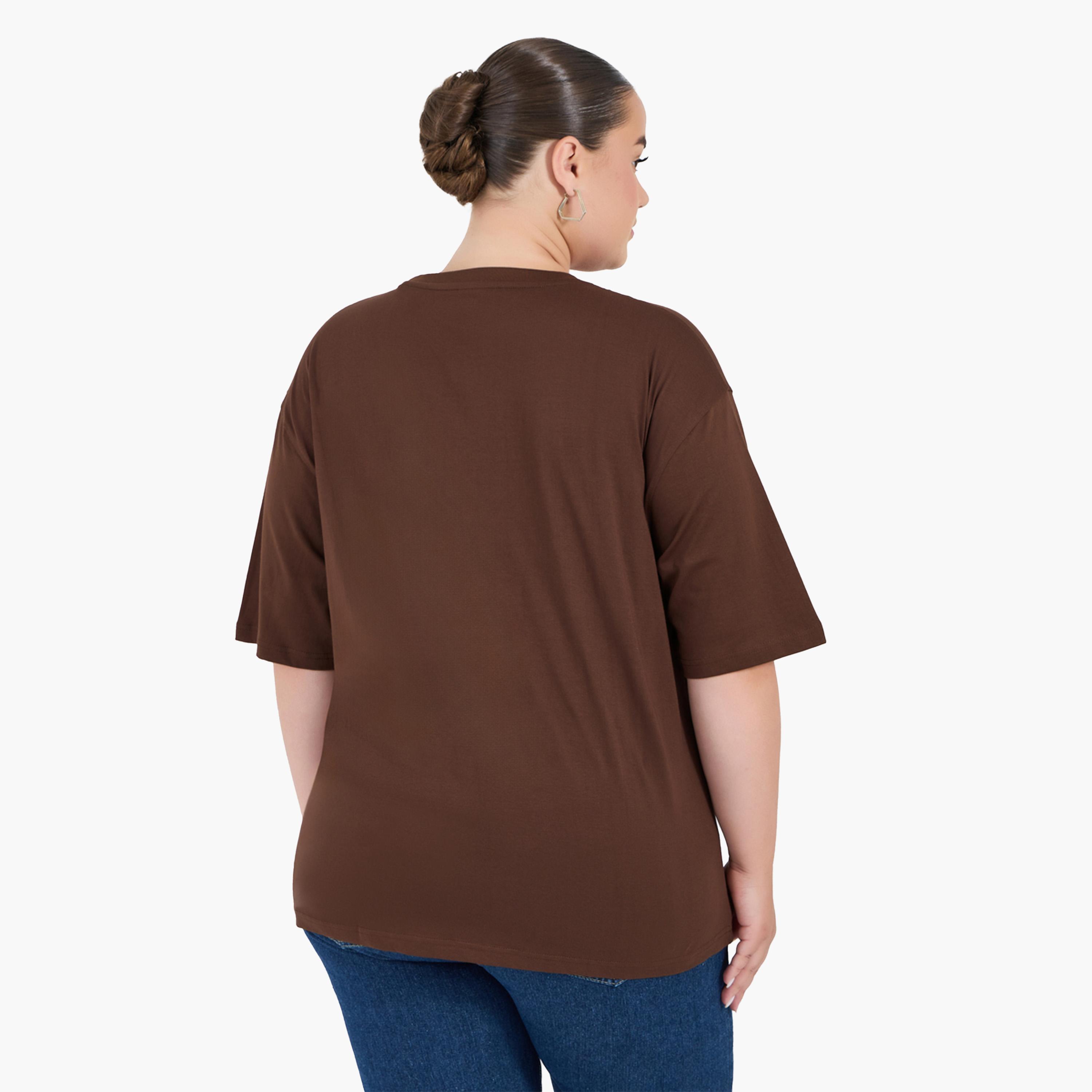 ستايلي - تي شيرت برقبة دائرية وطبعة شعار بمقاس كبير-women-clothing-tshirts-image-4