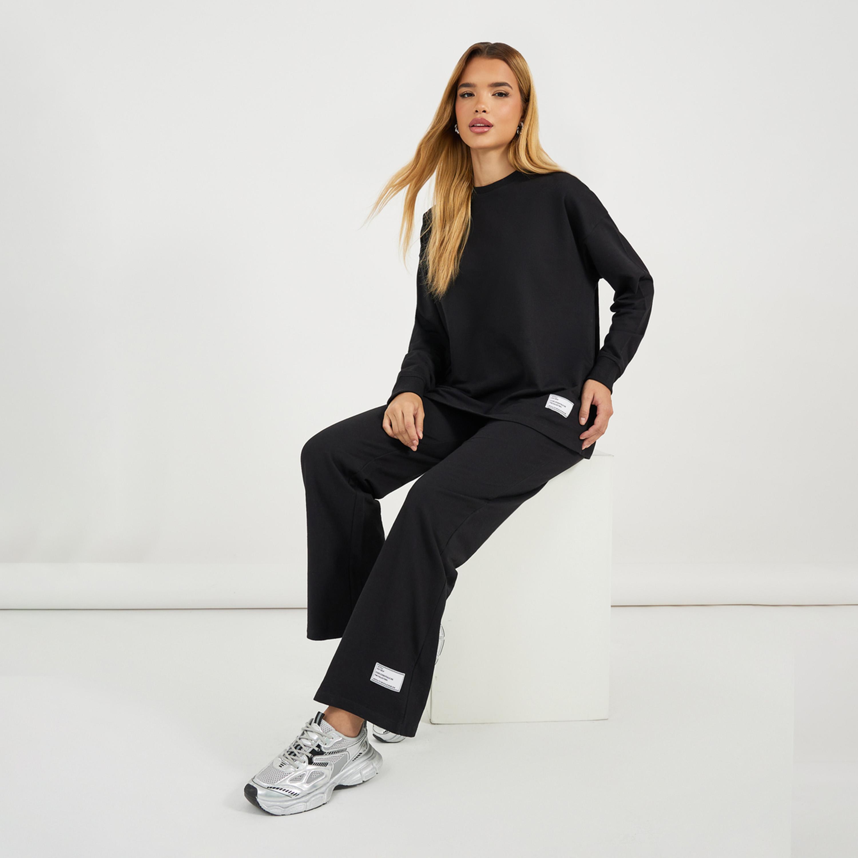 ستايلي-  طقم سويت شيرت طويل بحلقة خلفية مع بنطال رياضي واسع الساق-women-clothing-coordsets-image-1