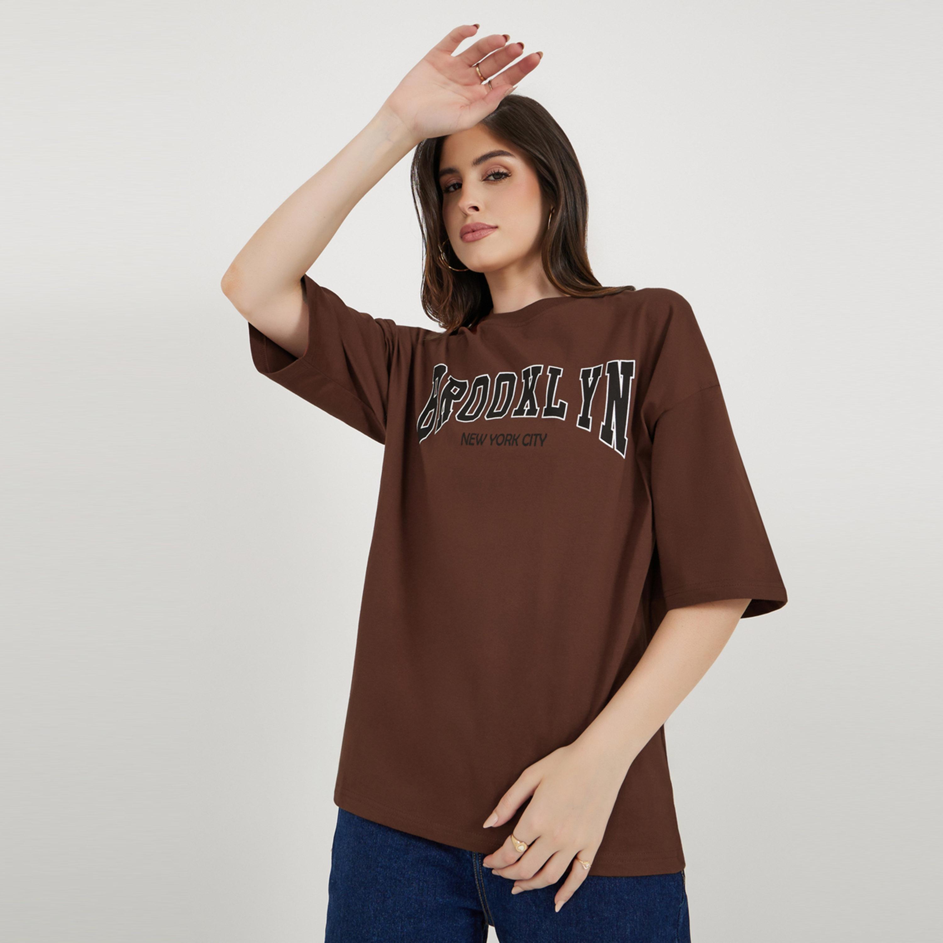 ستايلي - تي شيرت كبير الحجم بطباعة شعار وأكتاف منسدلة-women-clothing-tshirts-image-1