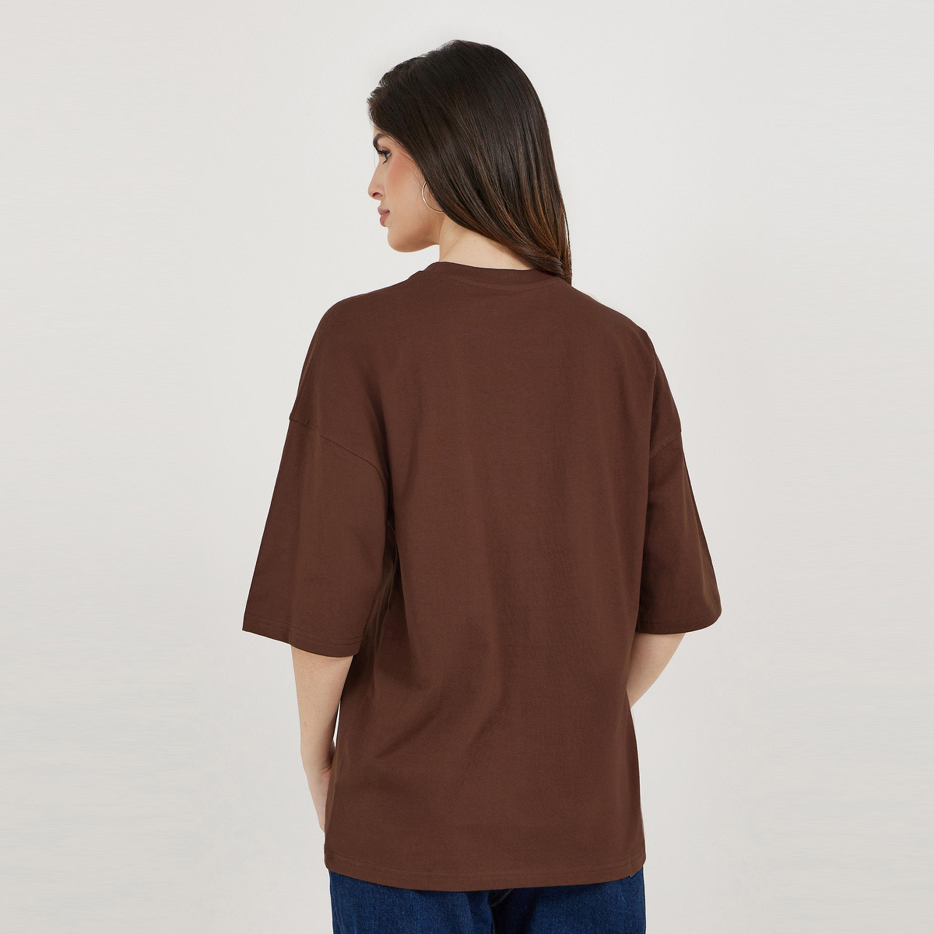 ستايلي - تي شيرت كبير الحجم بطباعة شعار وأكتاف منسدلة-women-clothing-tshirts-image-5