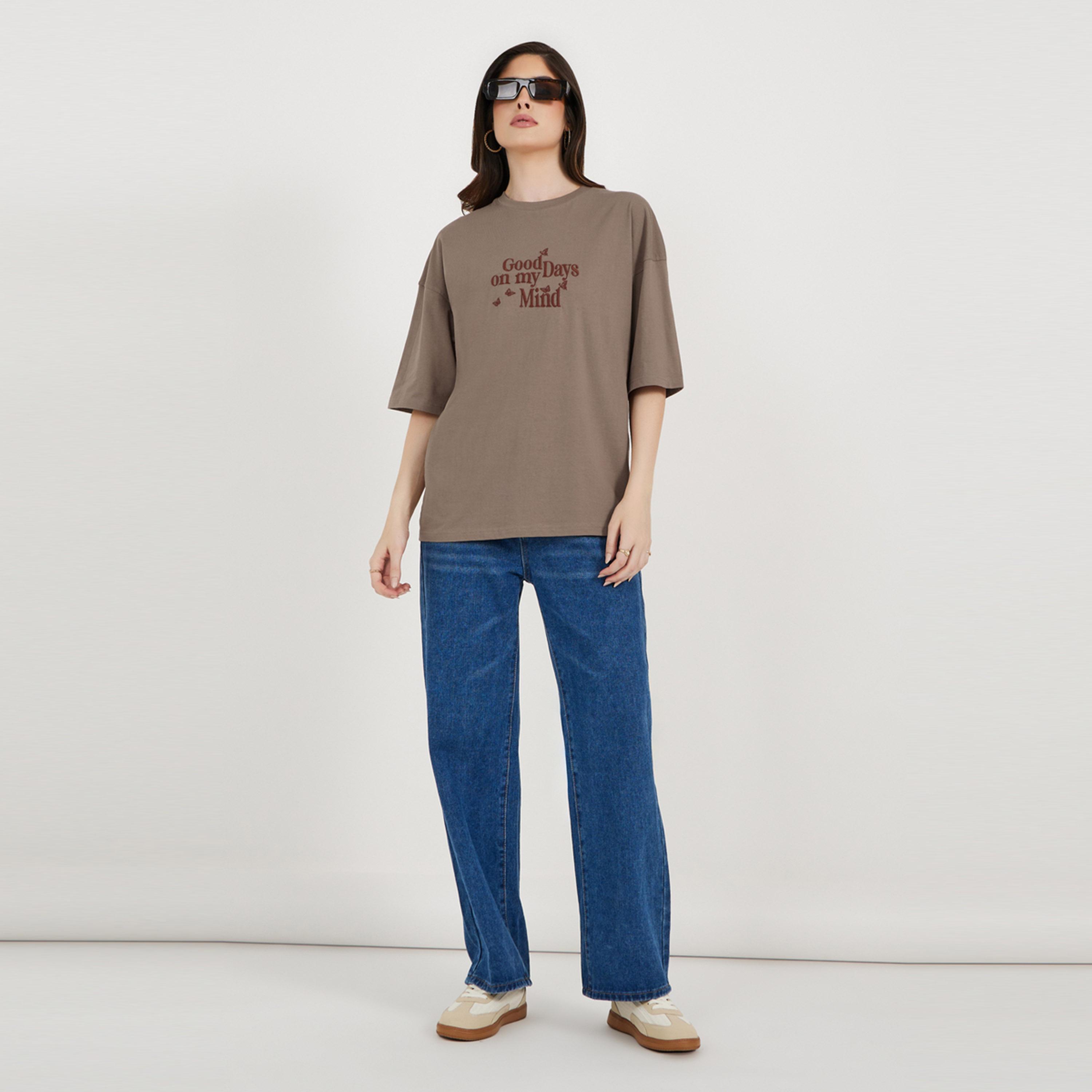 ستايلي - تي شيرت كبير الحجم بكتف منسدل ومطرز بشعار-women-clothing-tshirts-image-3