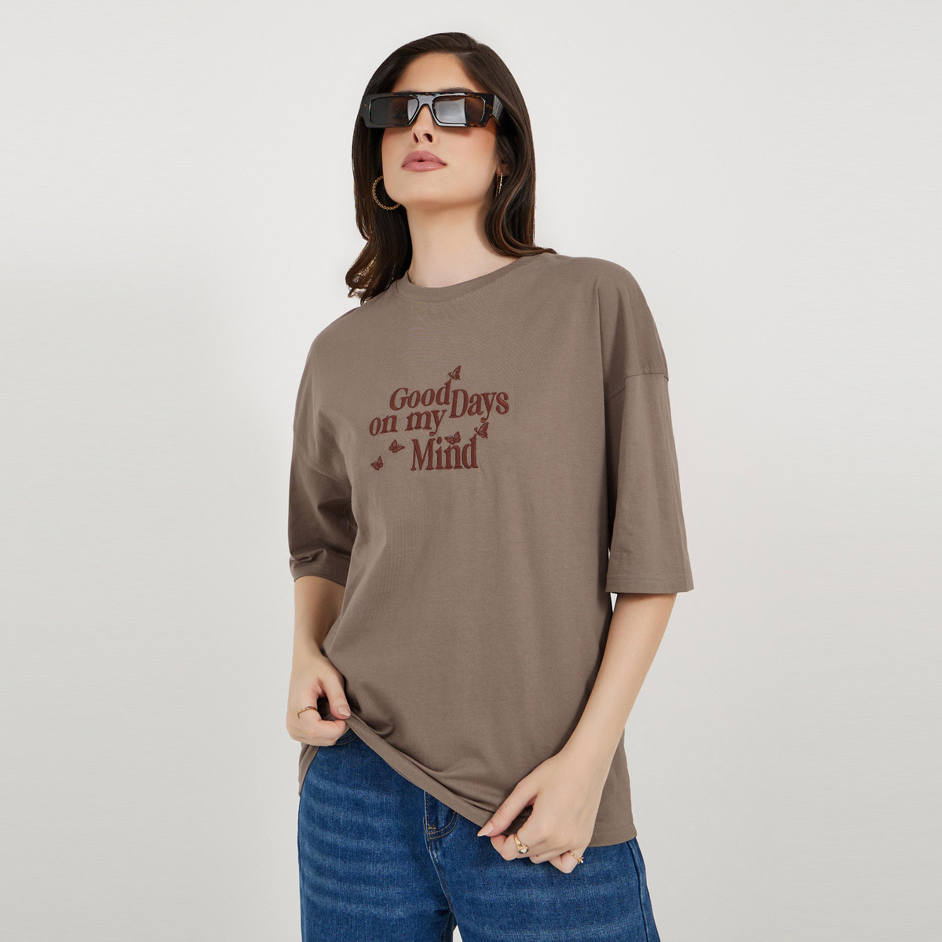ستايلي - تي شيرت كبير الحجم بكتف منسدل ومطرز بشعار-women-clothing-tshirts-image-6