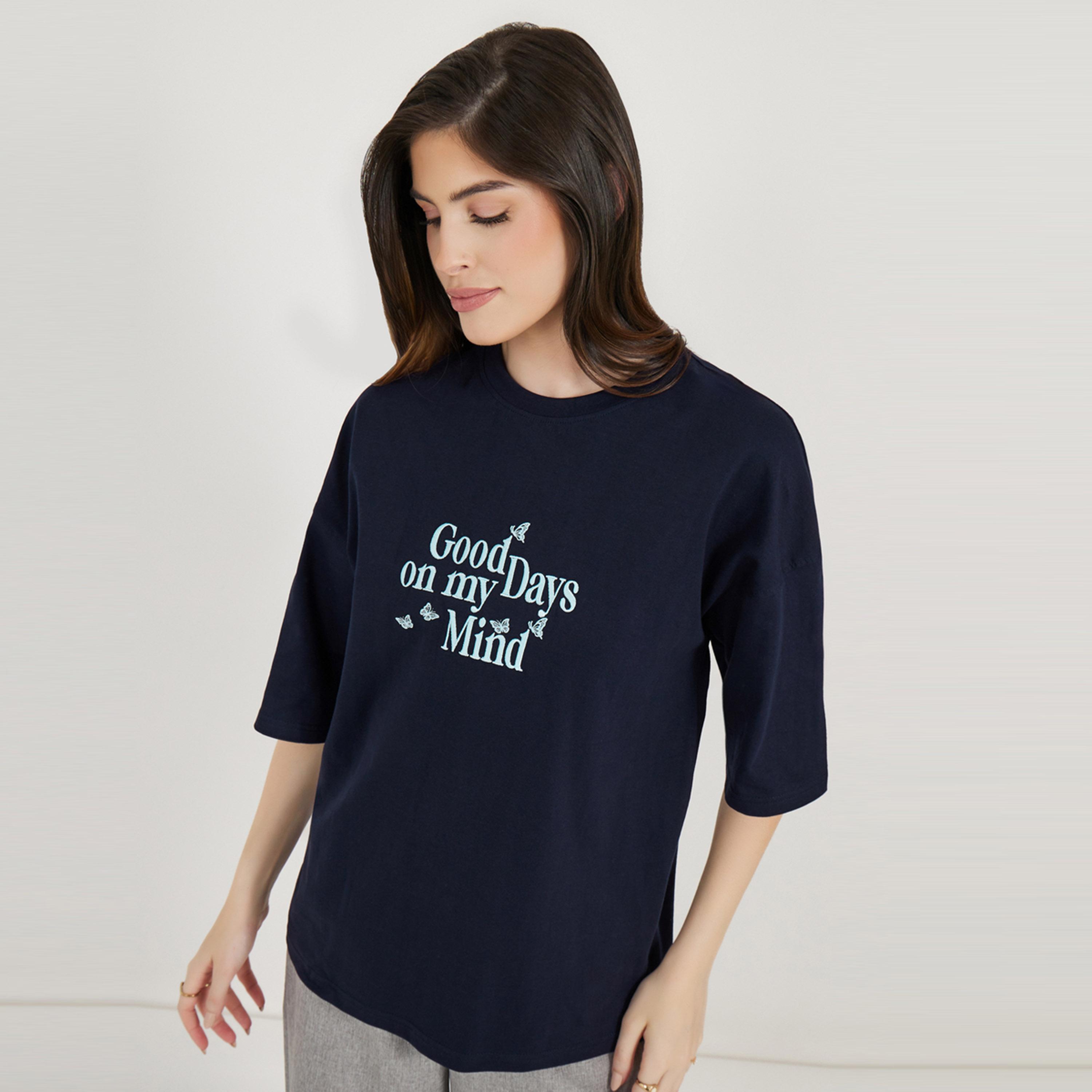 ستايلي - تي شيرت كبير الحجم بكتف منسدل ومطرز بشعار-women-clothing-tshirts-image-1
