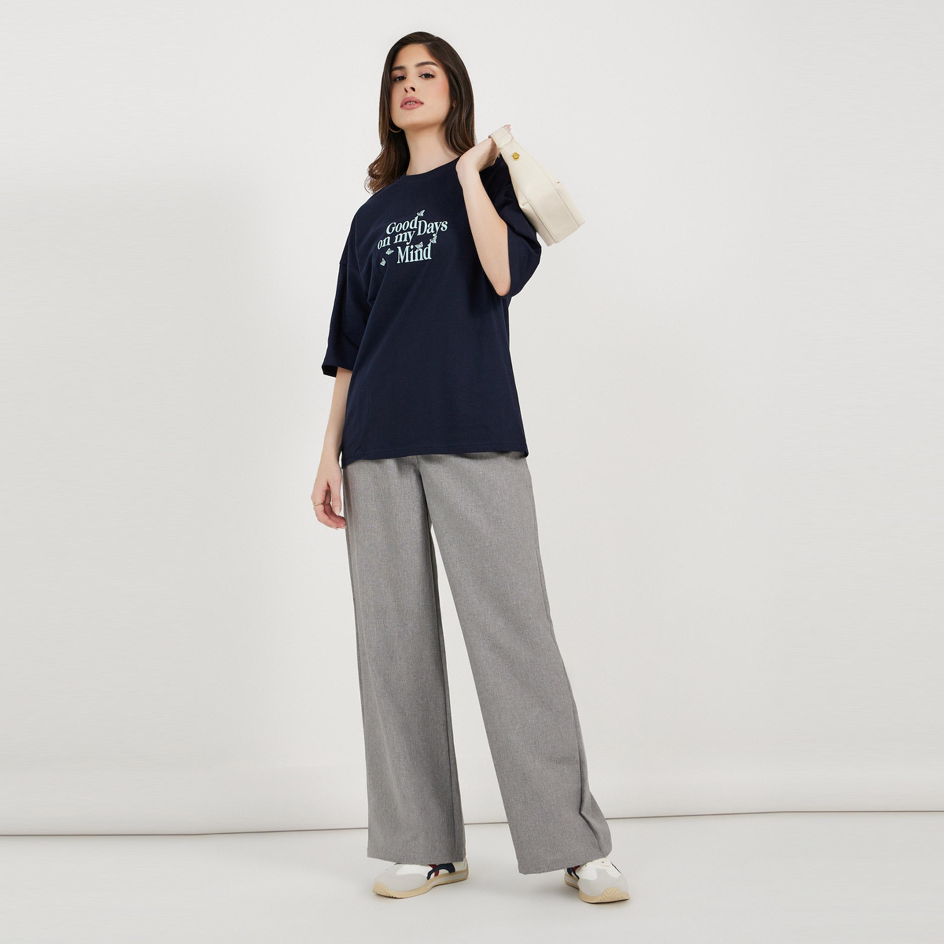ستايلي - تي شيرت كبير الحجم بكتف منسدل ومطرز بشعار-women-clothing-tshirts-image-2