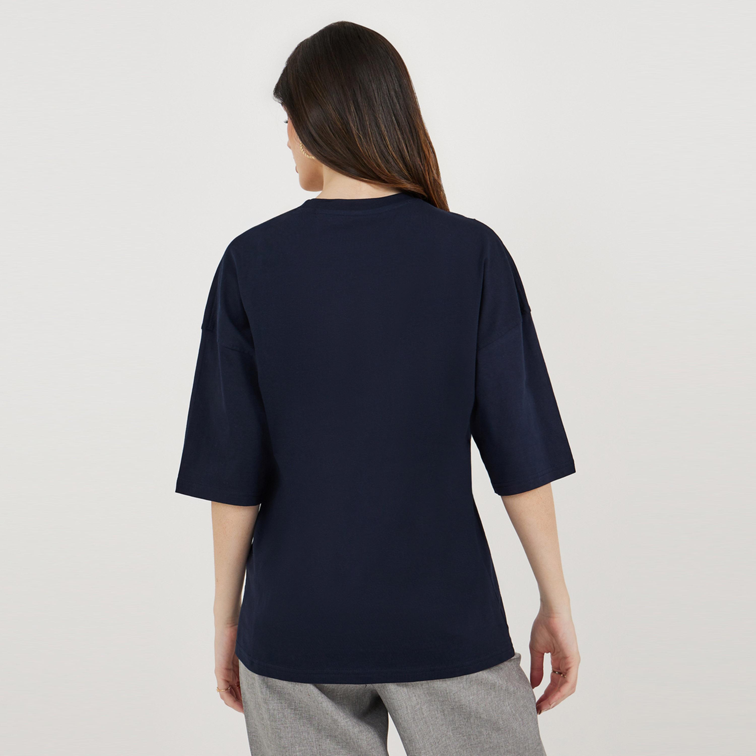 ستايلي - تي شيرت كبير الحجم بكتف منسدل ومطرز بشعار-women-clothing-tshirts-image-4