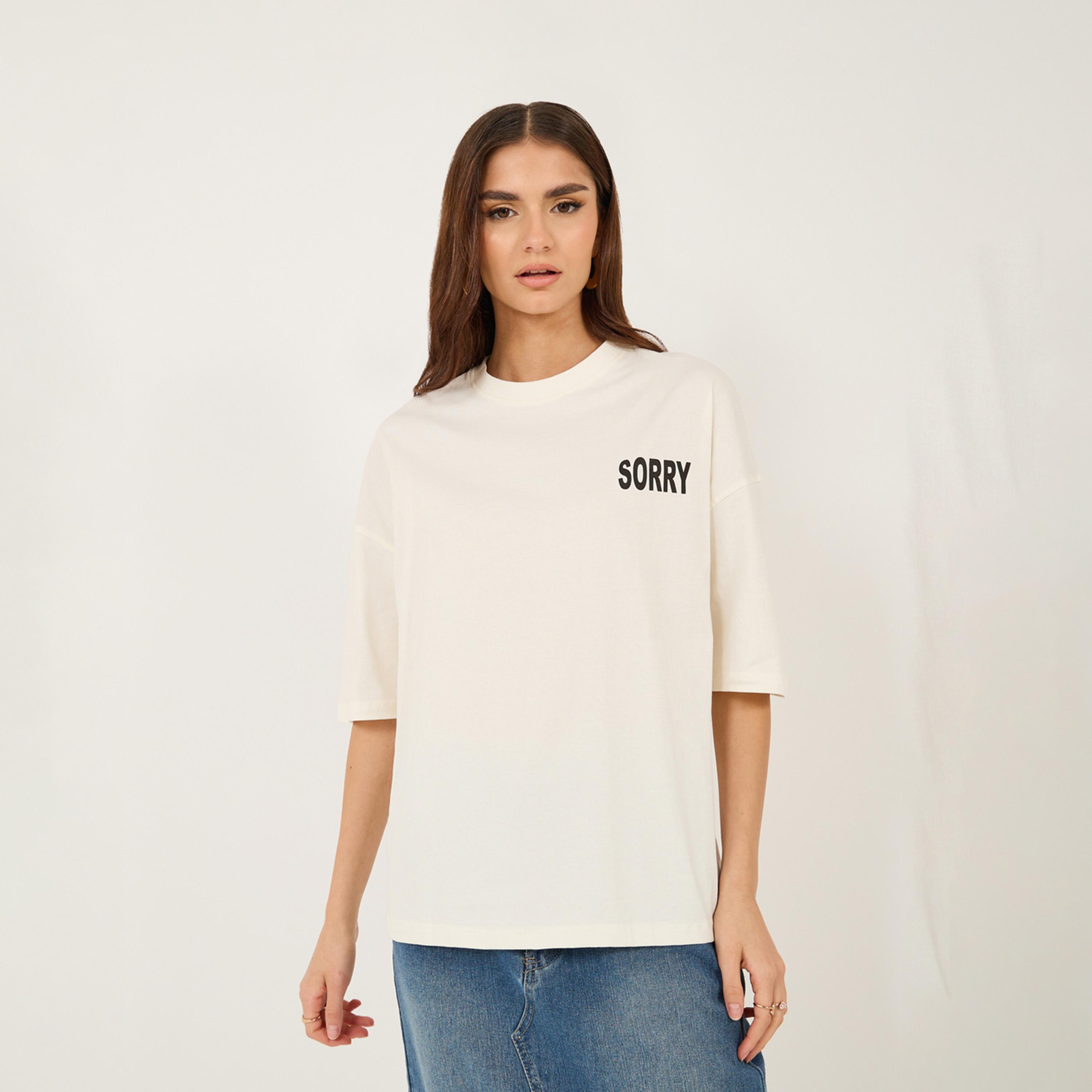 ستايلي - تي شيرت كبير الحجم بطبعة شعار وأكتاف منسدلة-women-clothing-tshirts-image-2