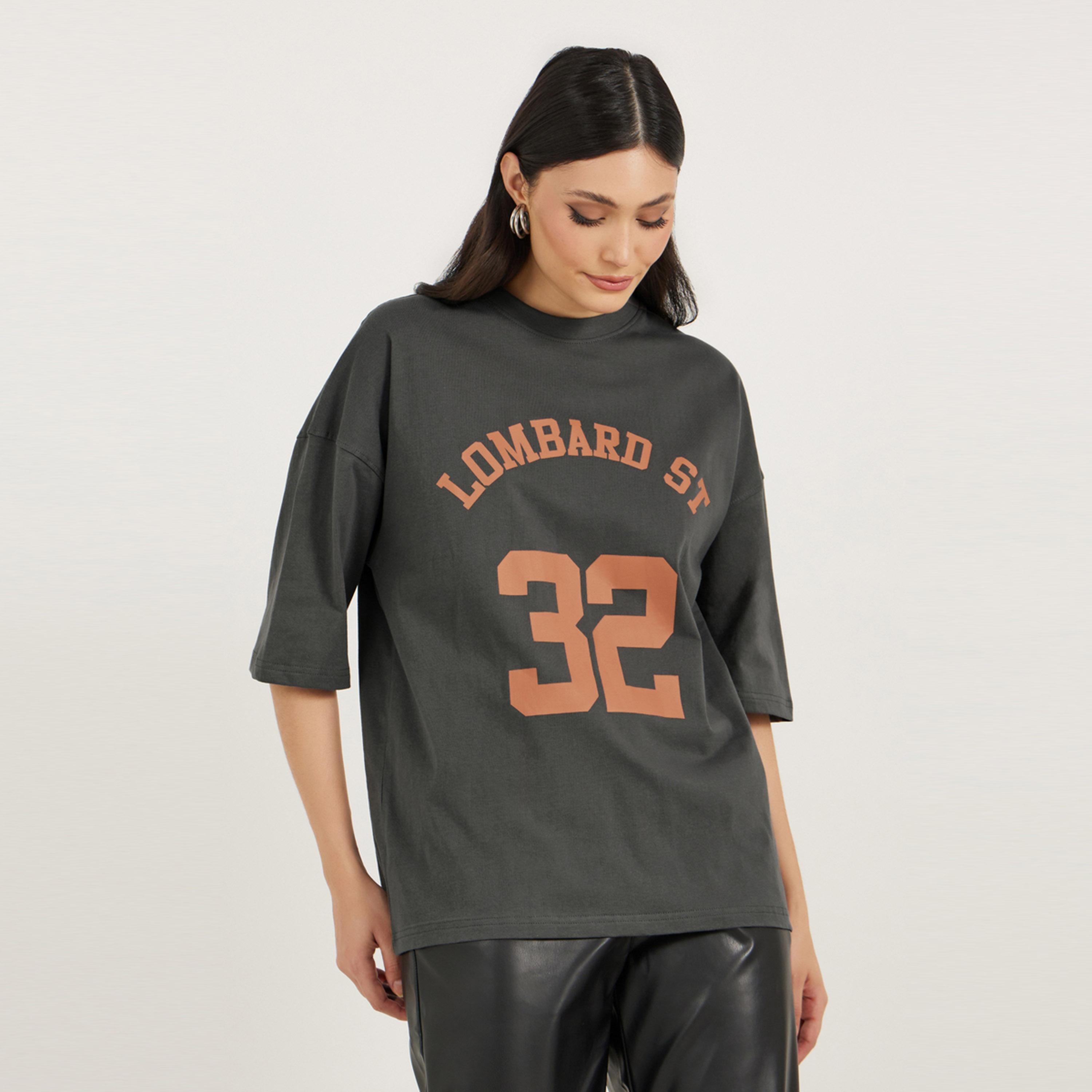 ستايلي - تي شيرت كبير الحجم بطباعة شعار وأكتاف منسدلة-women-clothing-tshirts-image-3
