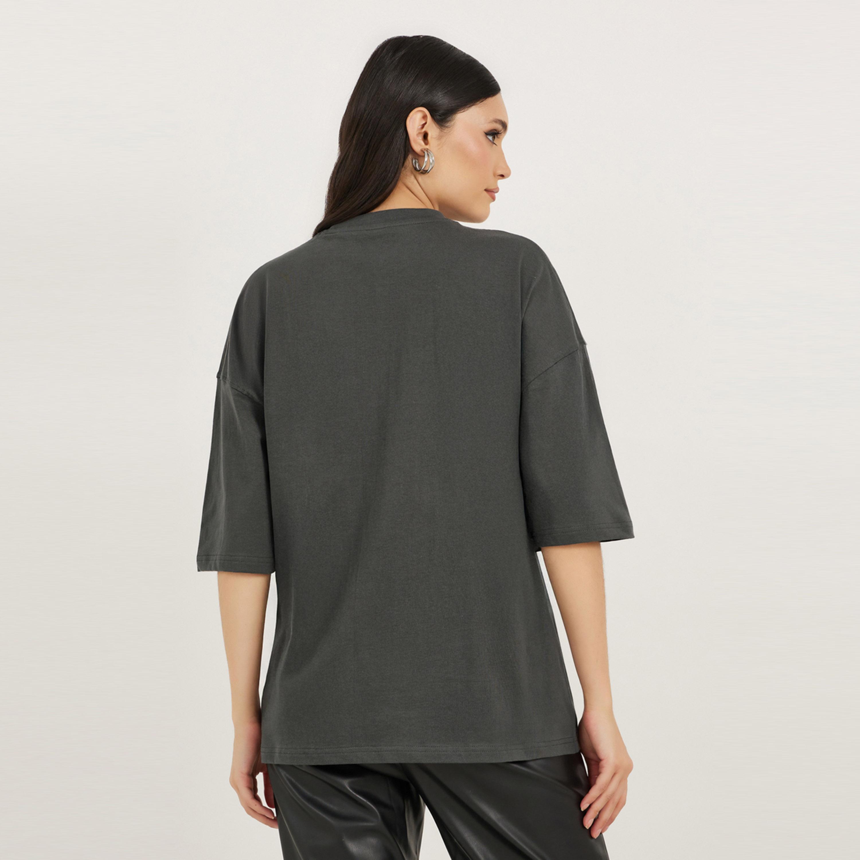 ستايلي - تي شيرت كبير الحجم بطباعة شعار وأكتاف منسدلة-women-clothing-tshirts-image-5