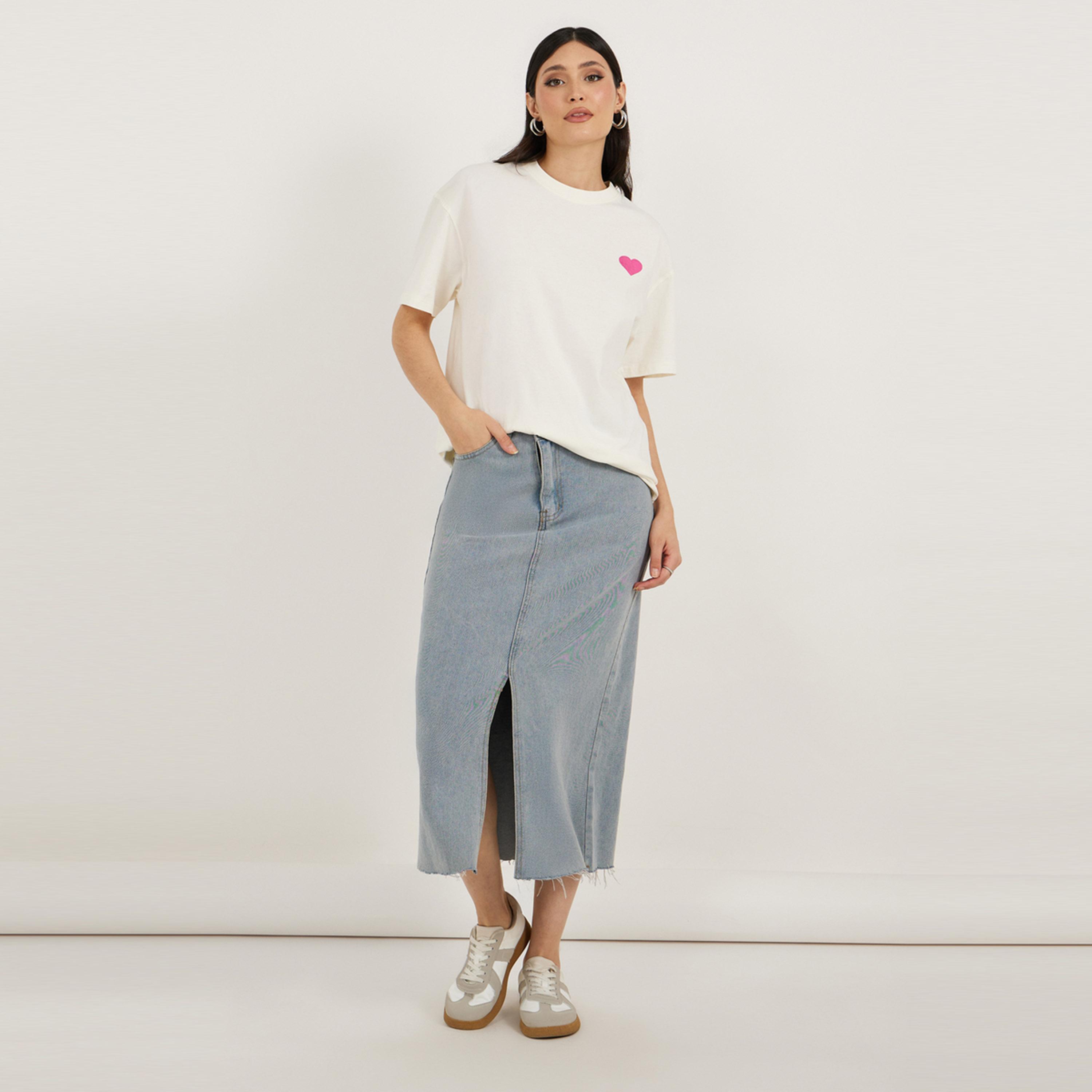 ستايلي - تي شيرت كبير الحجم بطباعة شعار وأكتاف منسدلة-women-clothing-tshirts-image-2