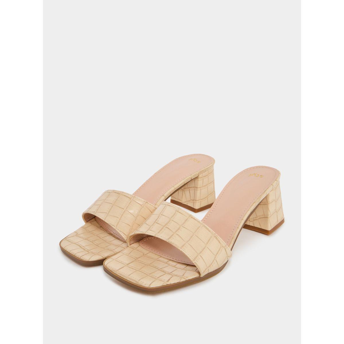 صندل بكعب سميك وتفاصيل بارزة الملمس-women-shoes-heels-image-4