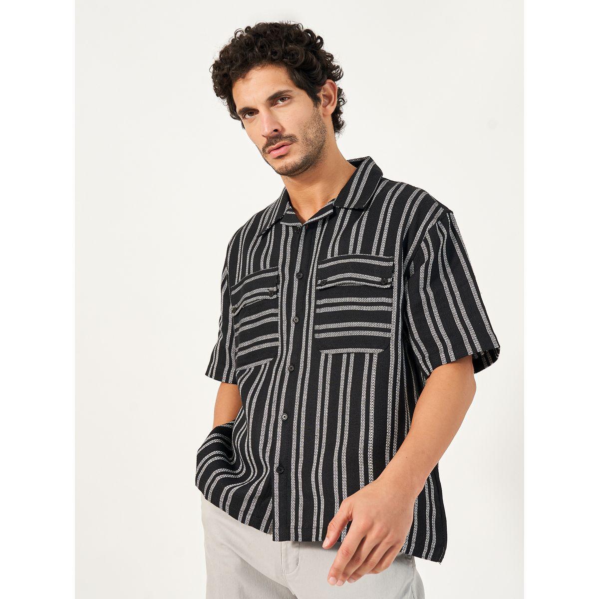 قميص مخطط بقصة فضفاضة وأكمام قصيرة-men-clothing-shirts-image-1