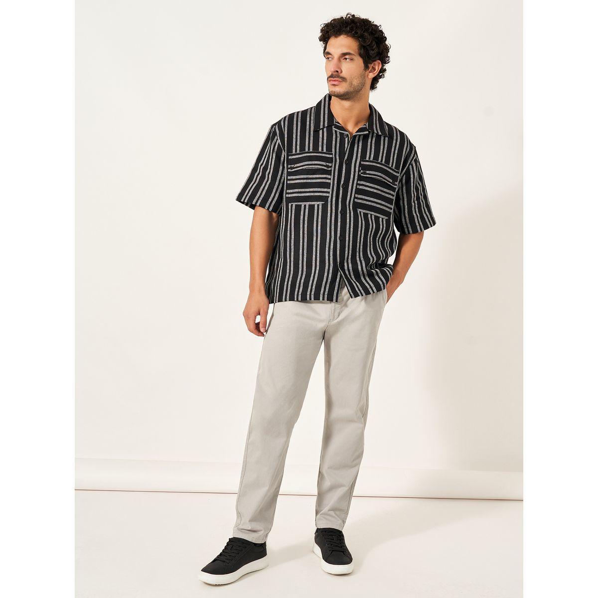 قميص مخطط بقصة فضفاضة وأكمام قصيرة-men-clothing-shirts-image-2