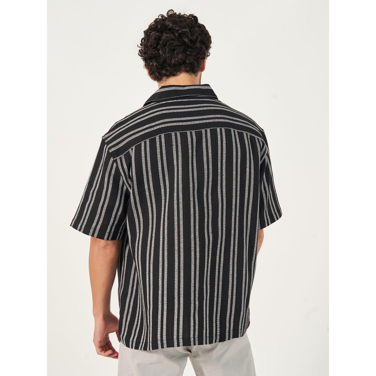 قميص مخطط بقصة فضفاضة وأكمام قصيرة-men-clothing-shirts-image-4