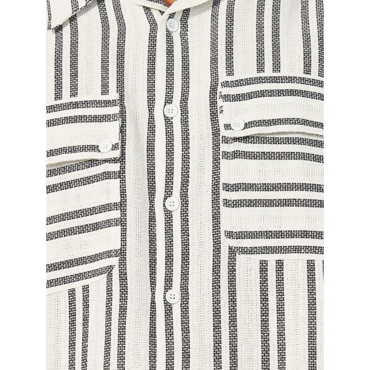 قميص مخطط بقصة فضفاضة وأكمام قصيرة-men-clothing-shirts-image-3