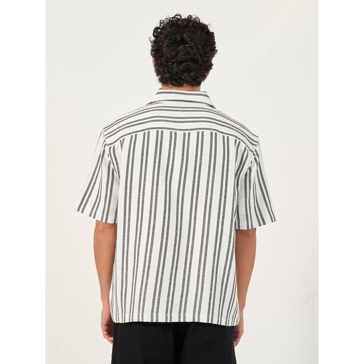قميص مخطط بقصة فضفاضة وأكمام قصيرة-men-clothing-shirts-image-4