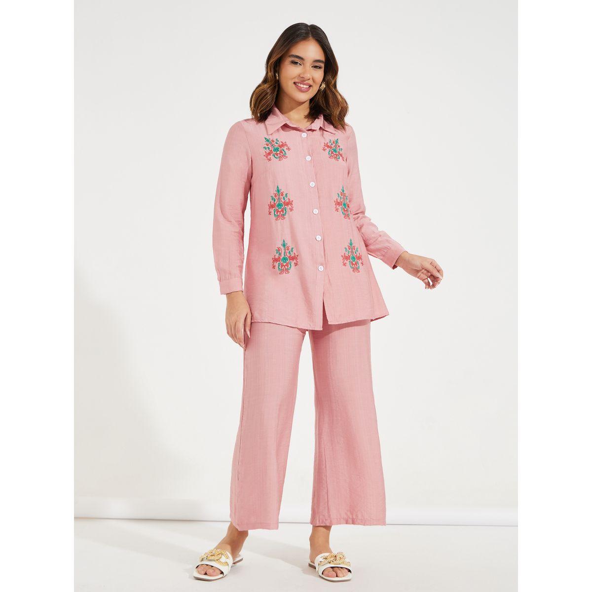 طقم منسق من بنطال مع بلوزة بتفاصيل مُطرّزة-women-clothing-coordsets-image-1