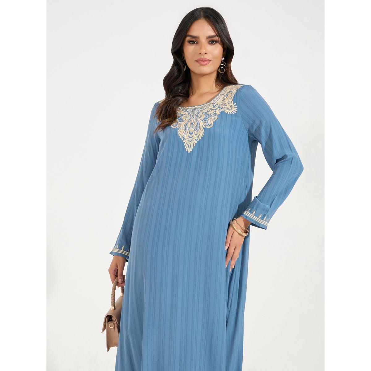 جلابية بتفاصيل مُطرّزة وياقة سكوب-women-arabicclothing-jalabiyas-image-2