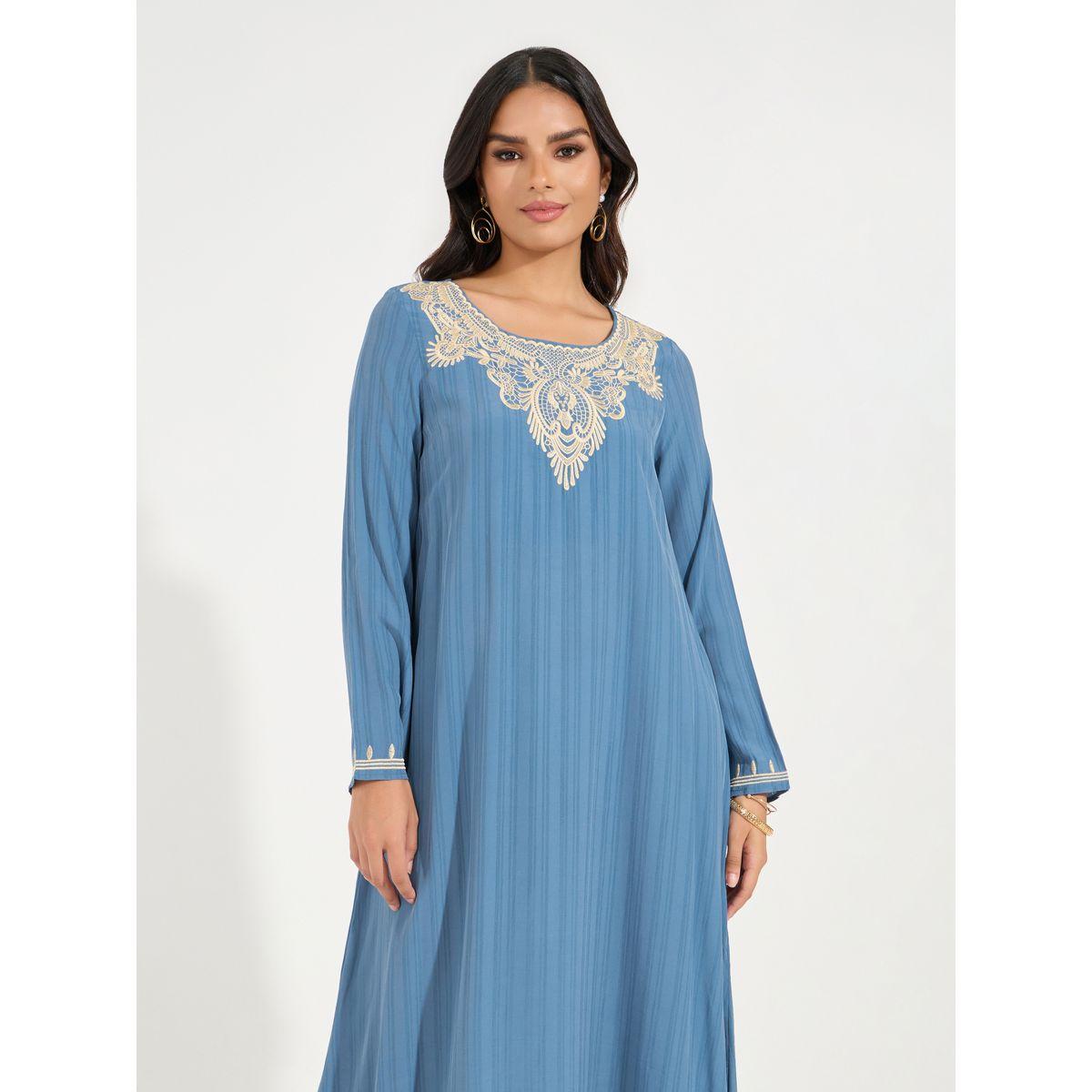 جلابية بتفاصيل مُطرّزة وياقة سكوب-women-arabicclothing-jalabiyas-image-5