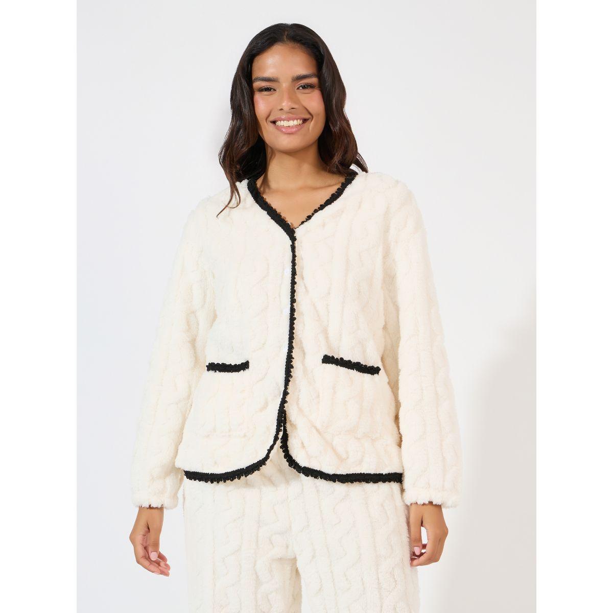 طقم من بنطال بيجاما مع بلوزة بتفاصيل مُتباينة-women-clothing-nightwear-pyjamas-longsets-image-2