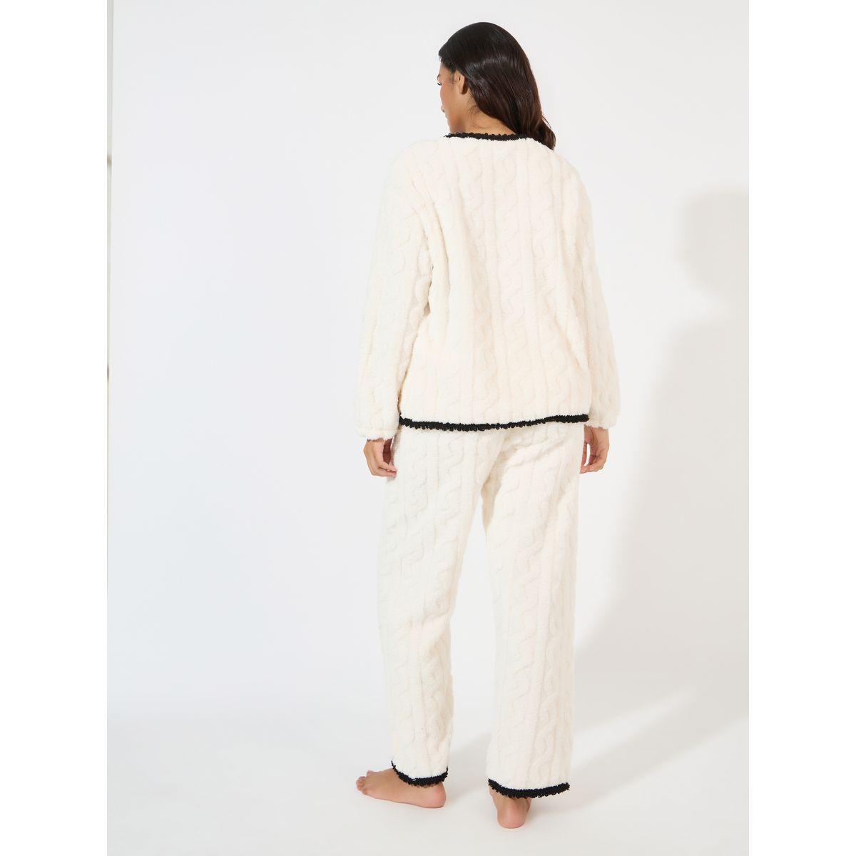 طقم من بنطال بيجاما مع بلوزة بتفاصيل مُتباينة-women-clothing-nightwear-pyjamas-longsets-image-4
