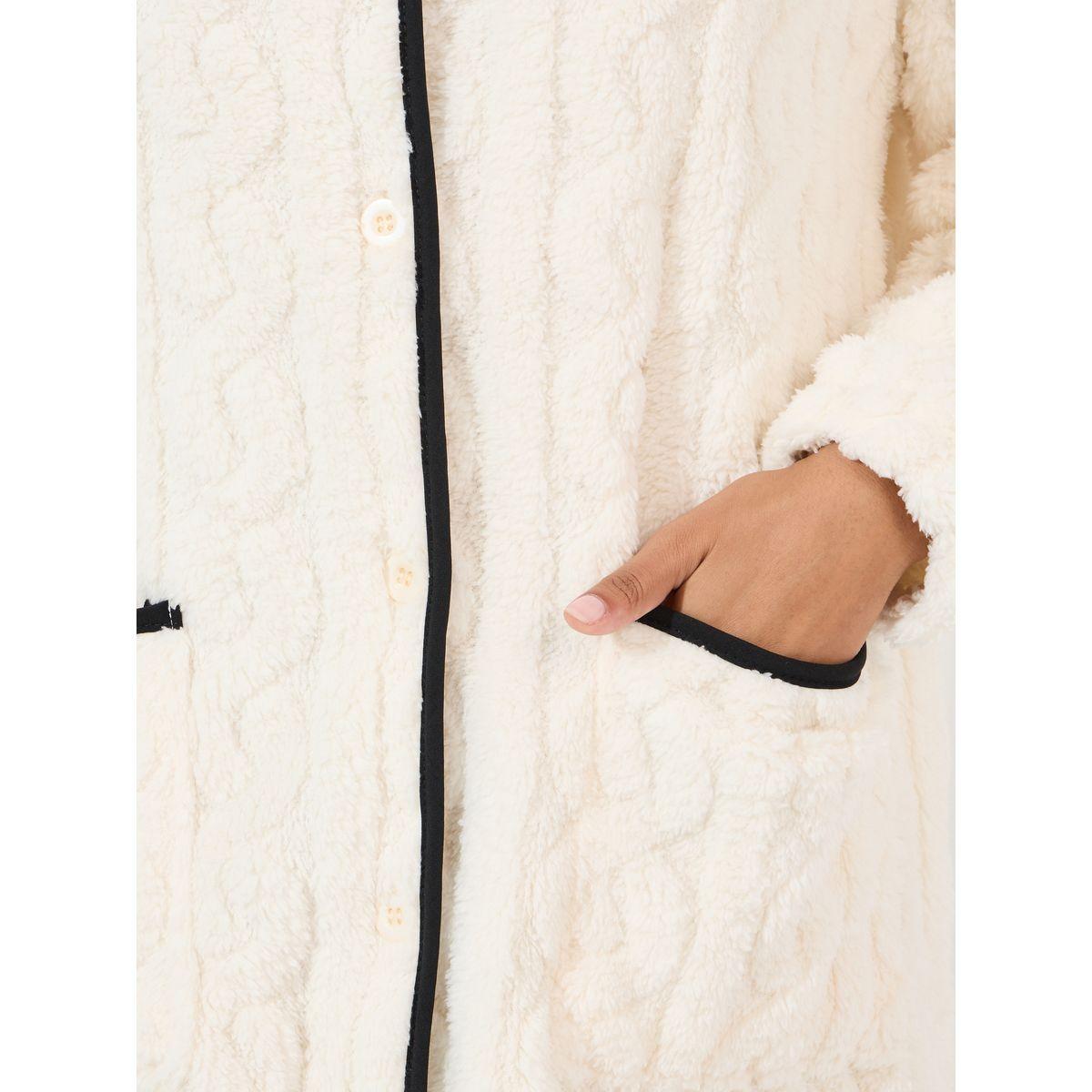 قميص نوم مزين بحزوز مُتباينة-women-clothing-nightwear-robes-image-3