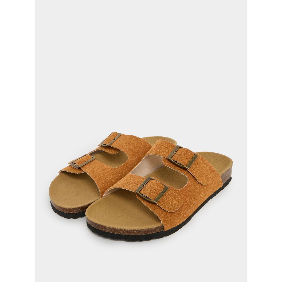 صندل بمظهر جلد سويدي ومزين بإبزيم غلق-women-shoes-sandals-flats-image-2
