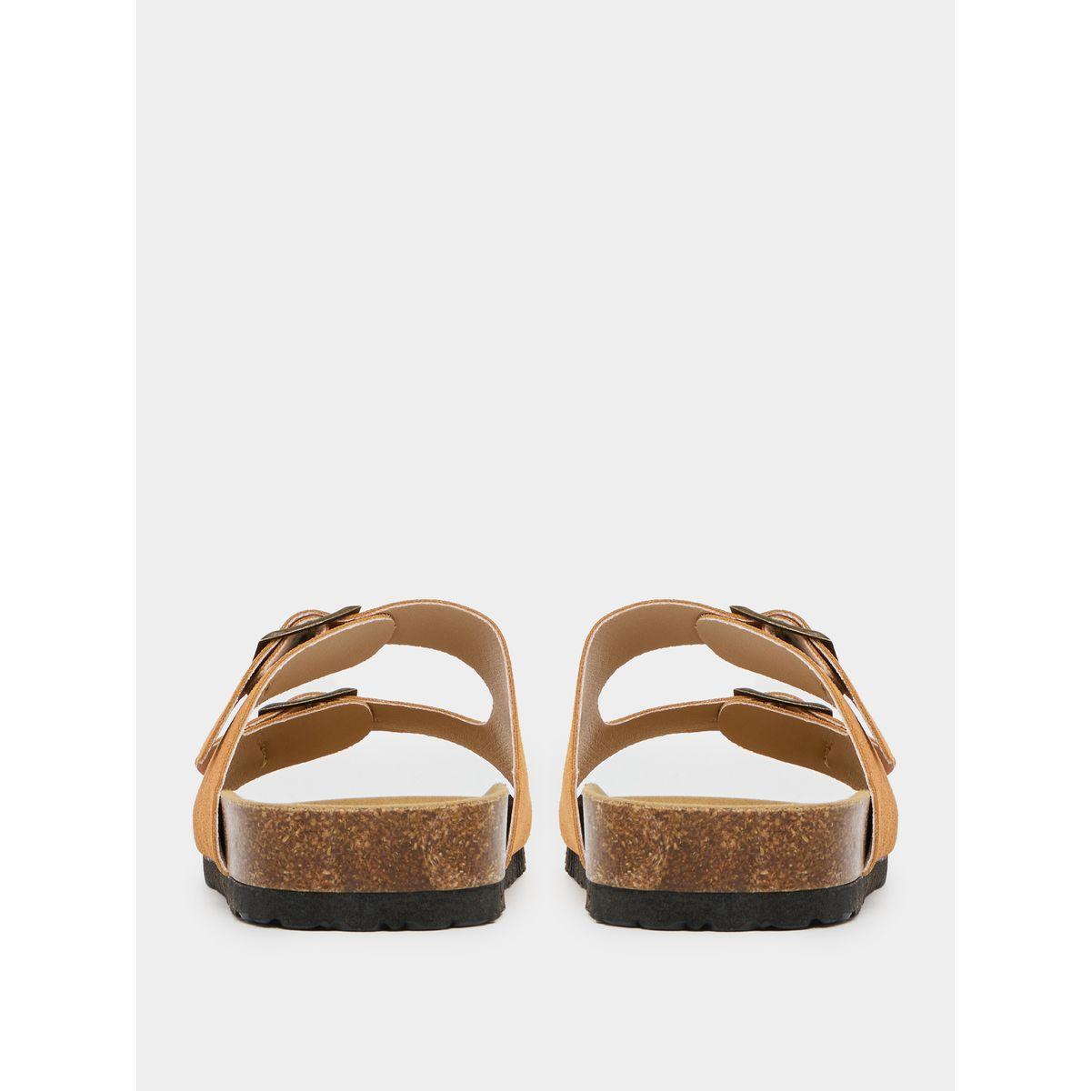 صندل بمظهر جلد سويدي ومزين بإبزيم غلق-women-shoes-sandals-flats-image-4