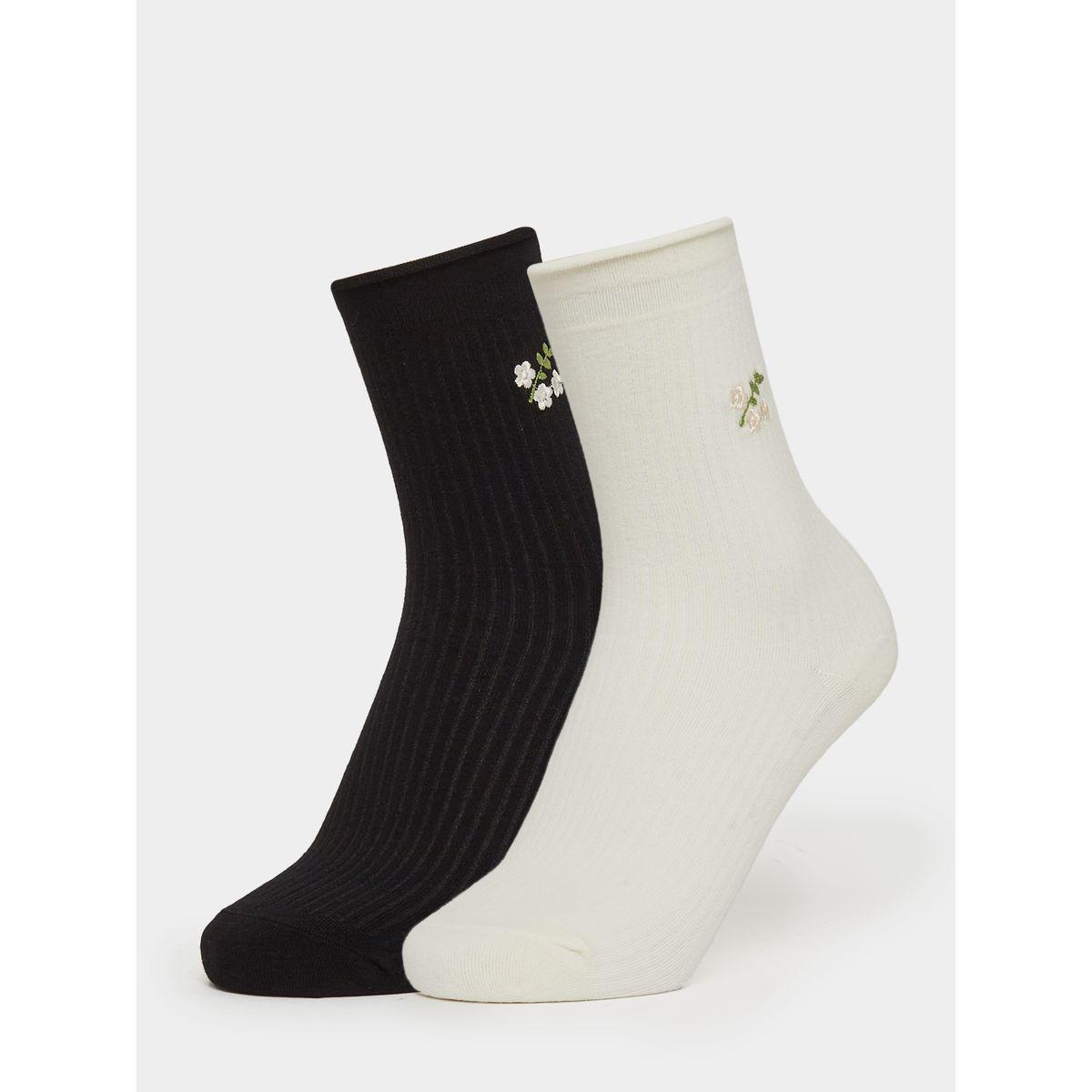 مجموعة من 2 جوارب بتفاصيل مُطرّزة-women-socksandstockings-image-1