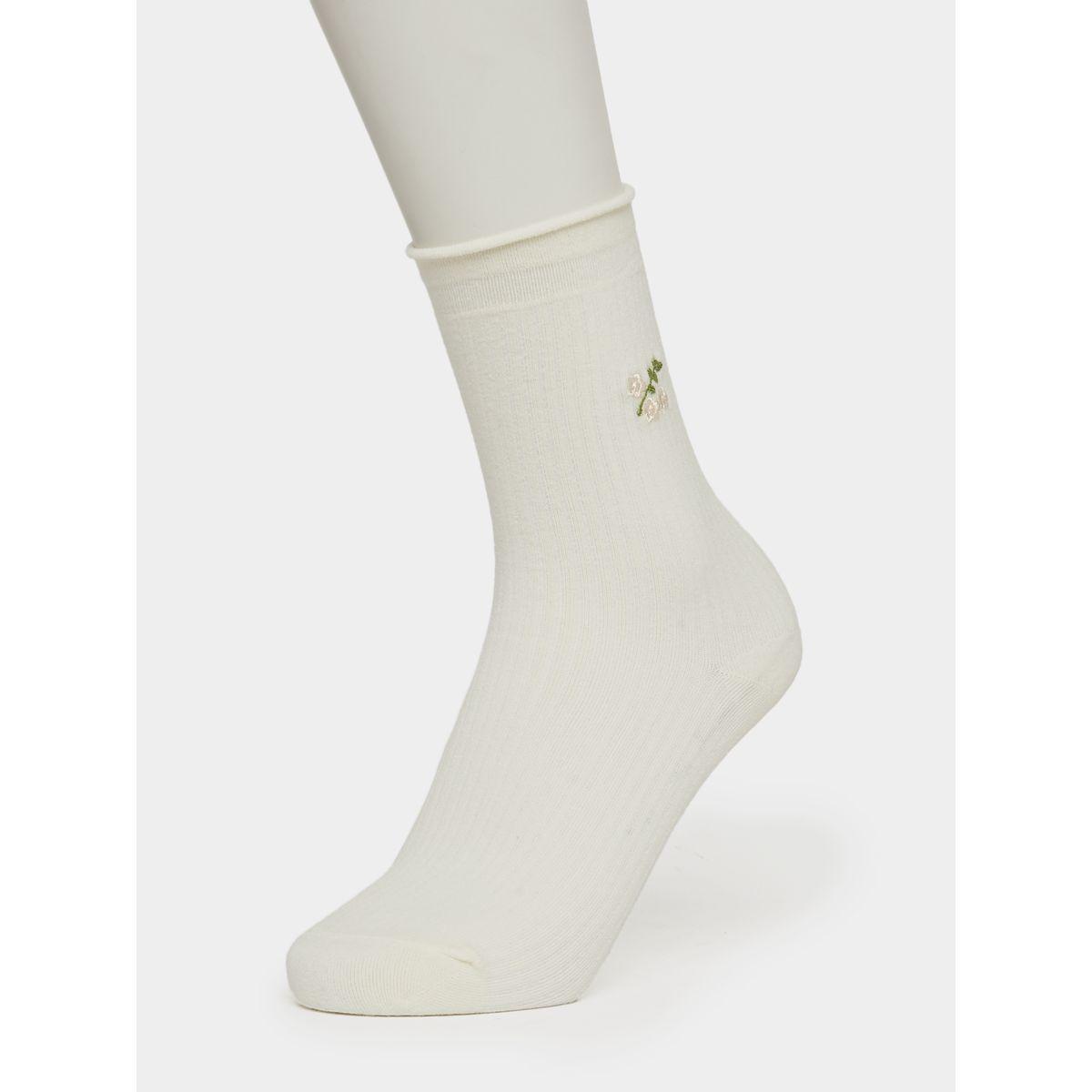 مجموعة من 2 جوارب بتفاصيل مُطرّزة-women-socksandstockings-image-2