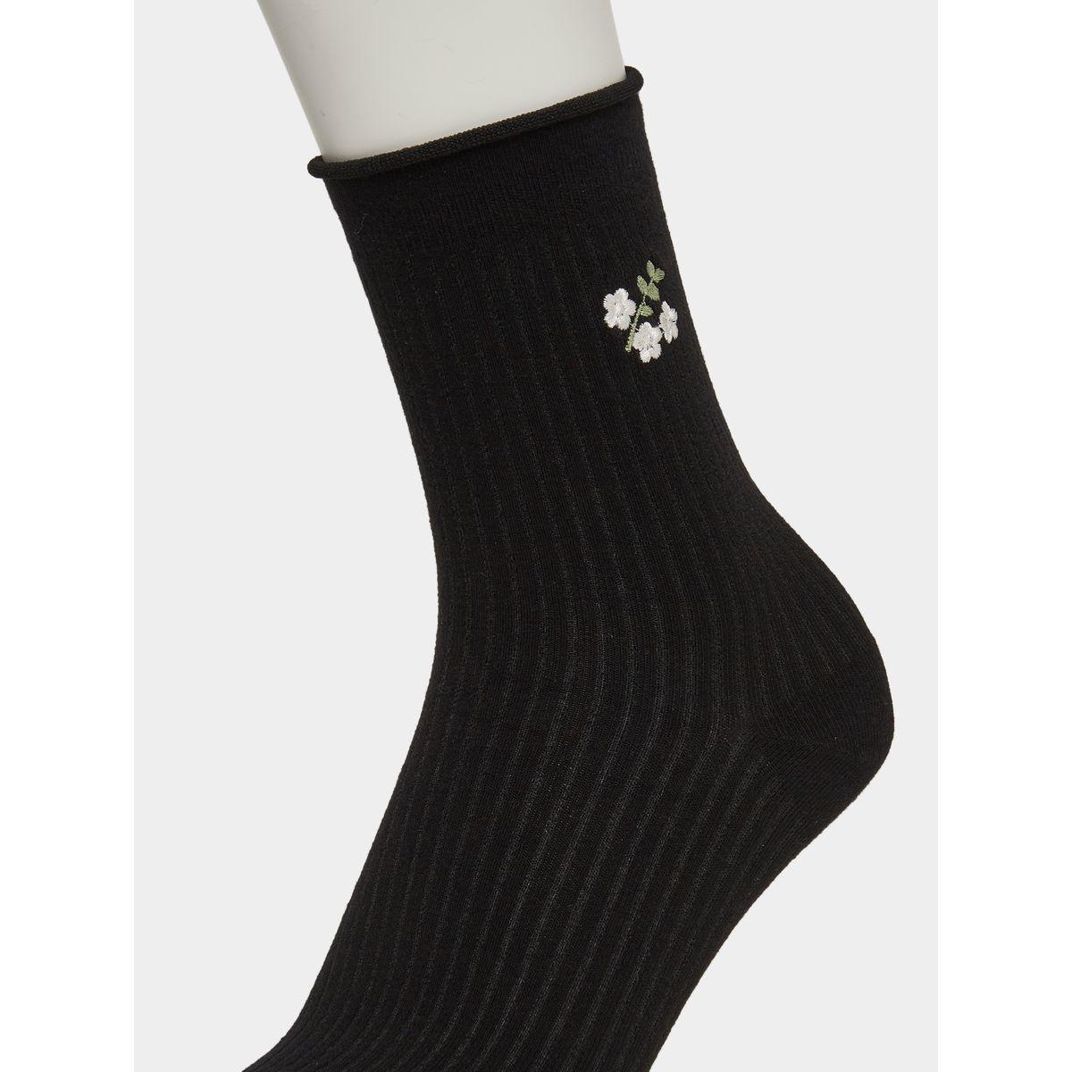 مجموعة من 2 جوارب بتفاصيل مُطرّزة-women-socksandstockings-image-4