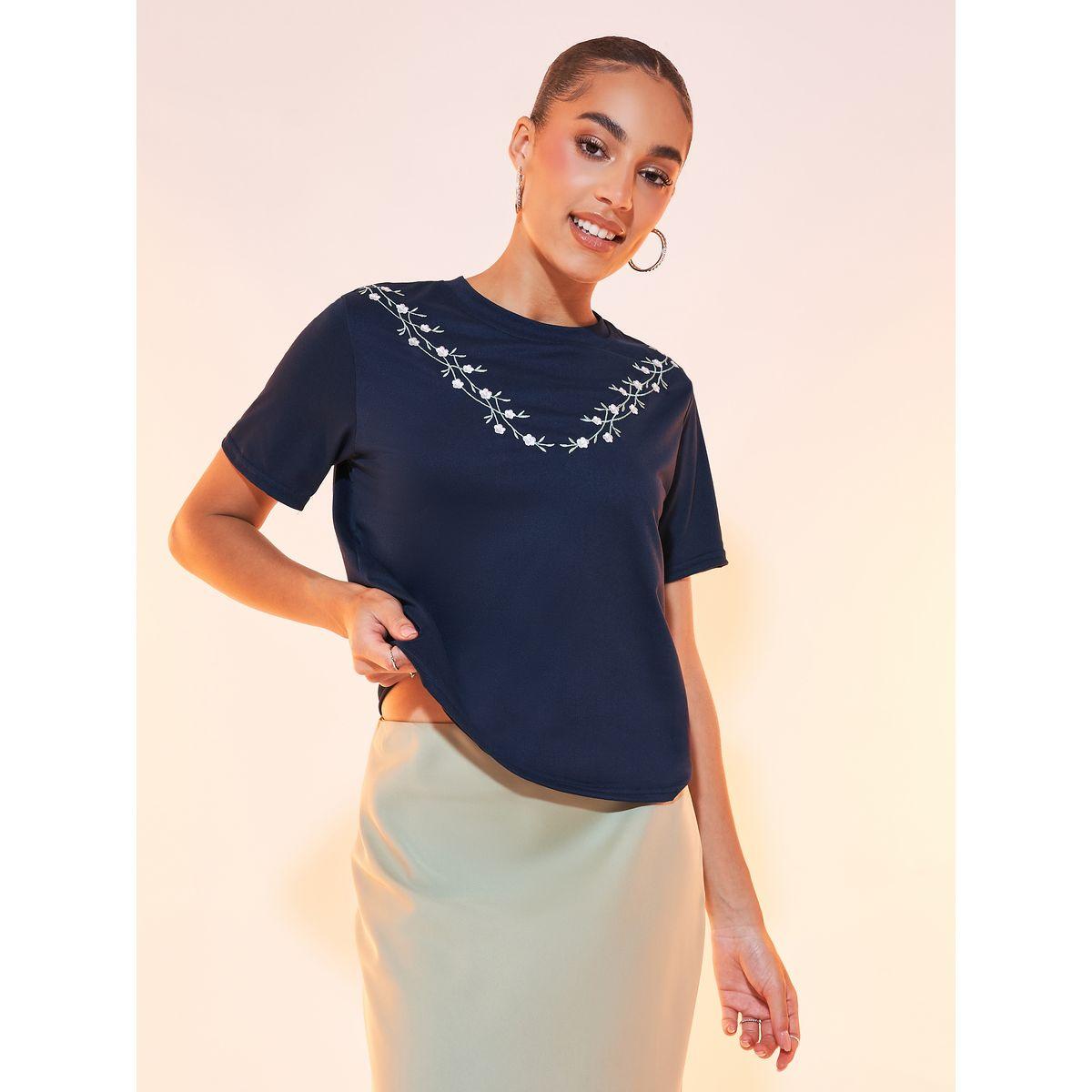 تيشيرت سادة بياقة دائرية وتفاصيل مُطرّزة-women-clothing-tshirts-image-1