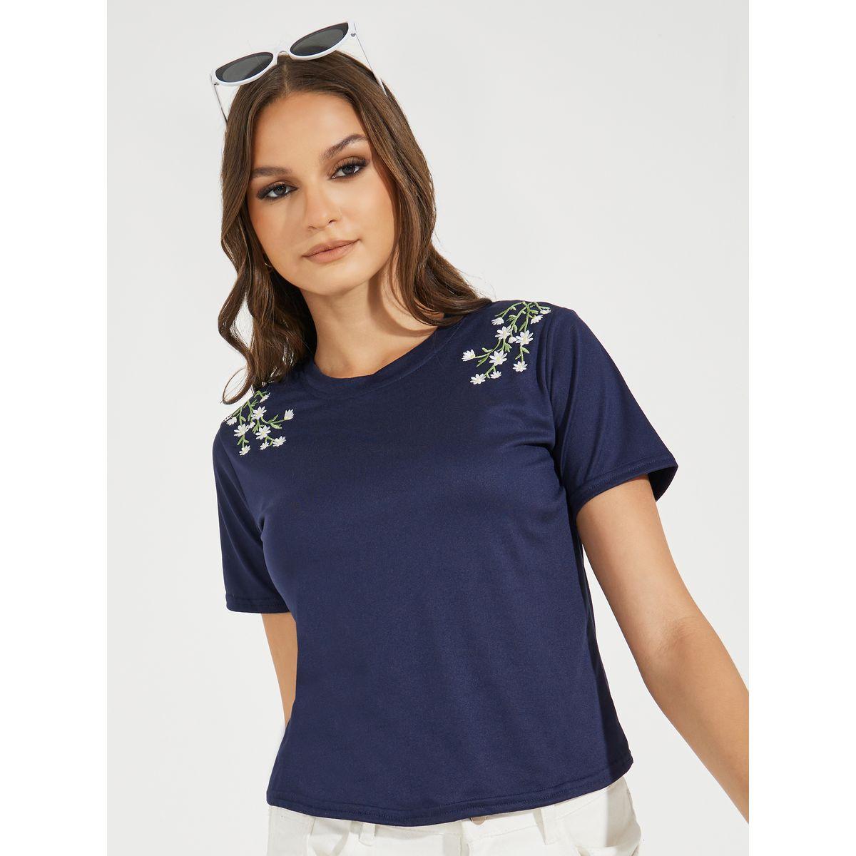تيشيرت بقصة عادية وتفاصيل مُطرّزة-women-clothing-tshirts-image-1