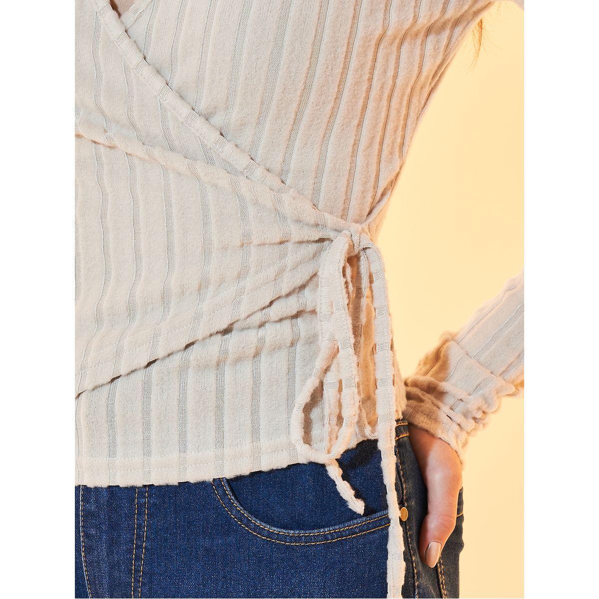 بلوزة محبوكة بنمط لف وتفاصيل بارزة الملمس-women-clothing-shirtsandblouses-blouses-image-3