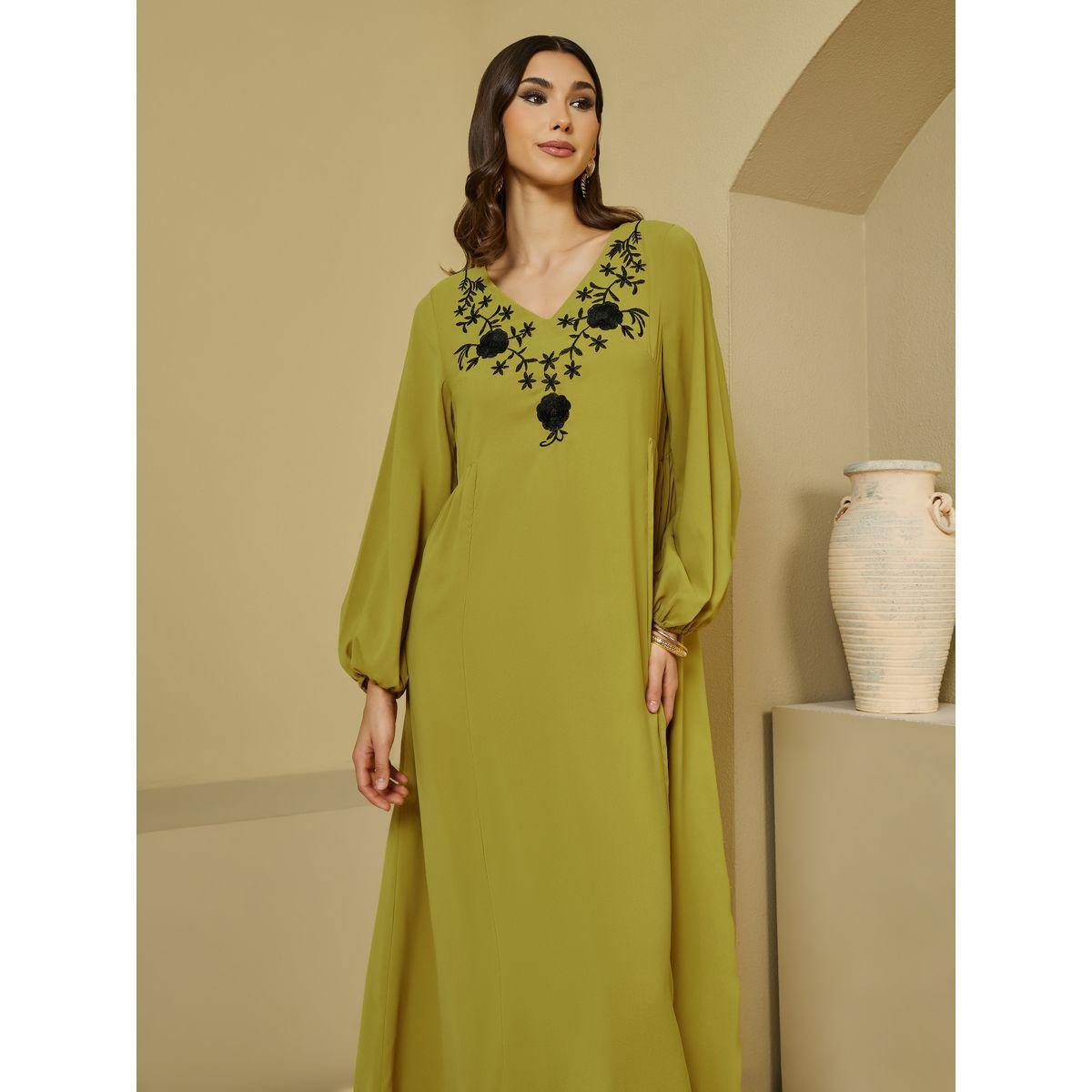 جلابية بتفاصيل مُطرّزة وأكمام فوليوم-women-arabicclothing-jalabiyas-image-2