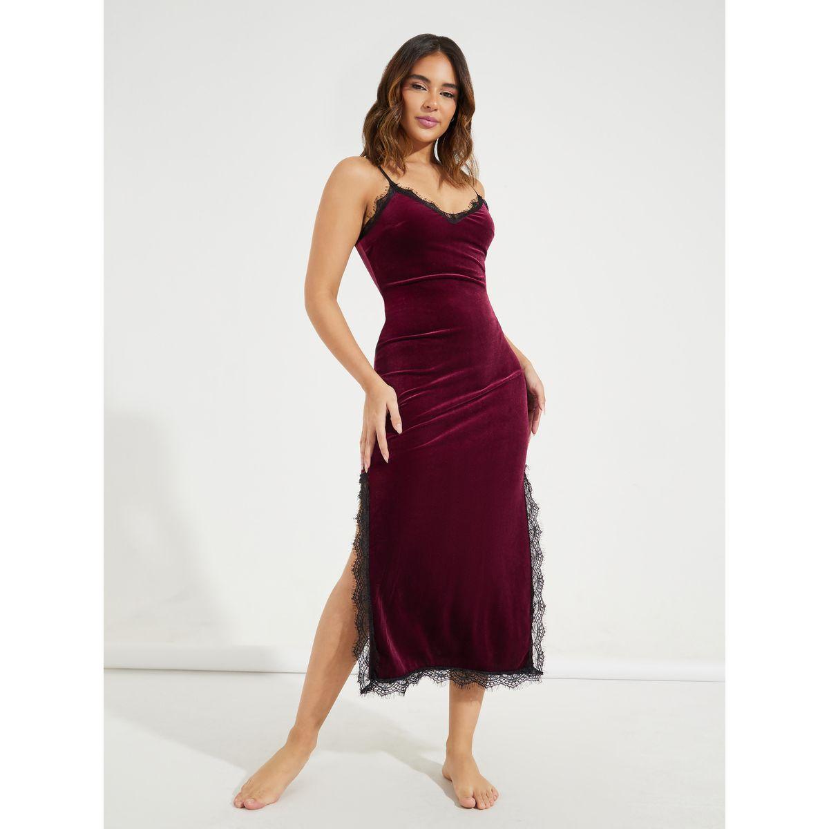 قميص نوم مخمل بشق جانبي وتفاصيل دانتيل-women-clothing-nightwear-nighties-image-1