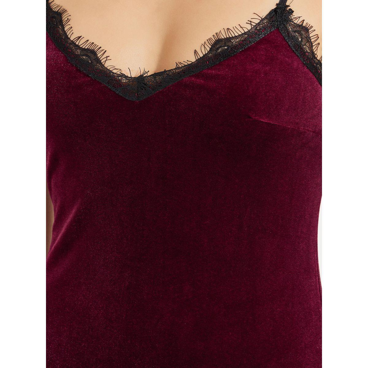 قميص نوم مخمل بشق جانبي وتفاصيل دانتيل-women-clothing-nightwear-nighties-image-3
