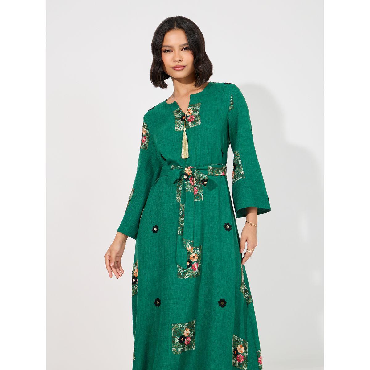 جلابية طويلة بتفاصيل مُطرّزة وشراشيب-women-arabicclothing-jalabiyas-image-5