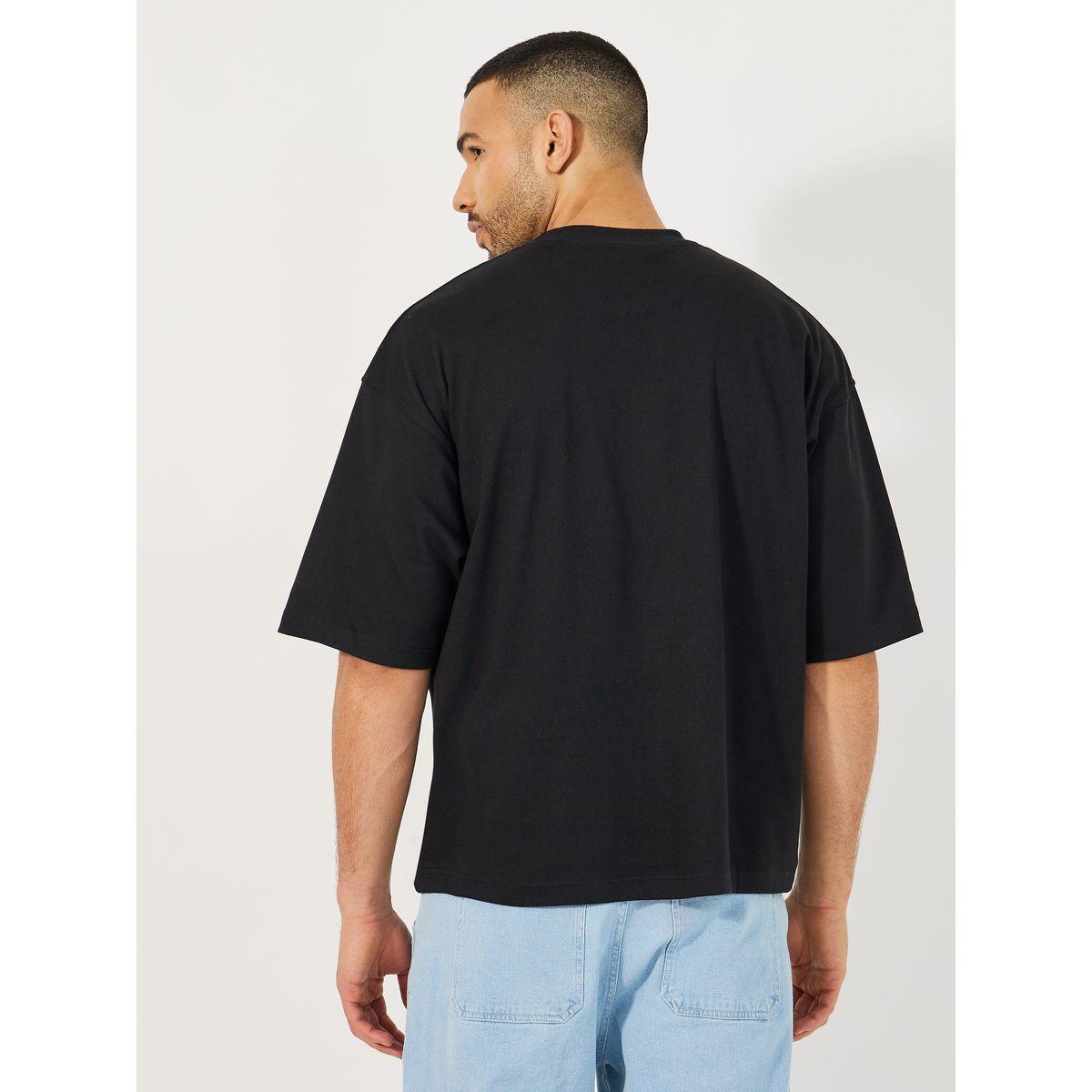 تيشيرت بوكسي بياقة دائرية وشارة-men-clothing-tshirtsandpolos-tshirts-image-4