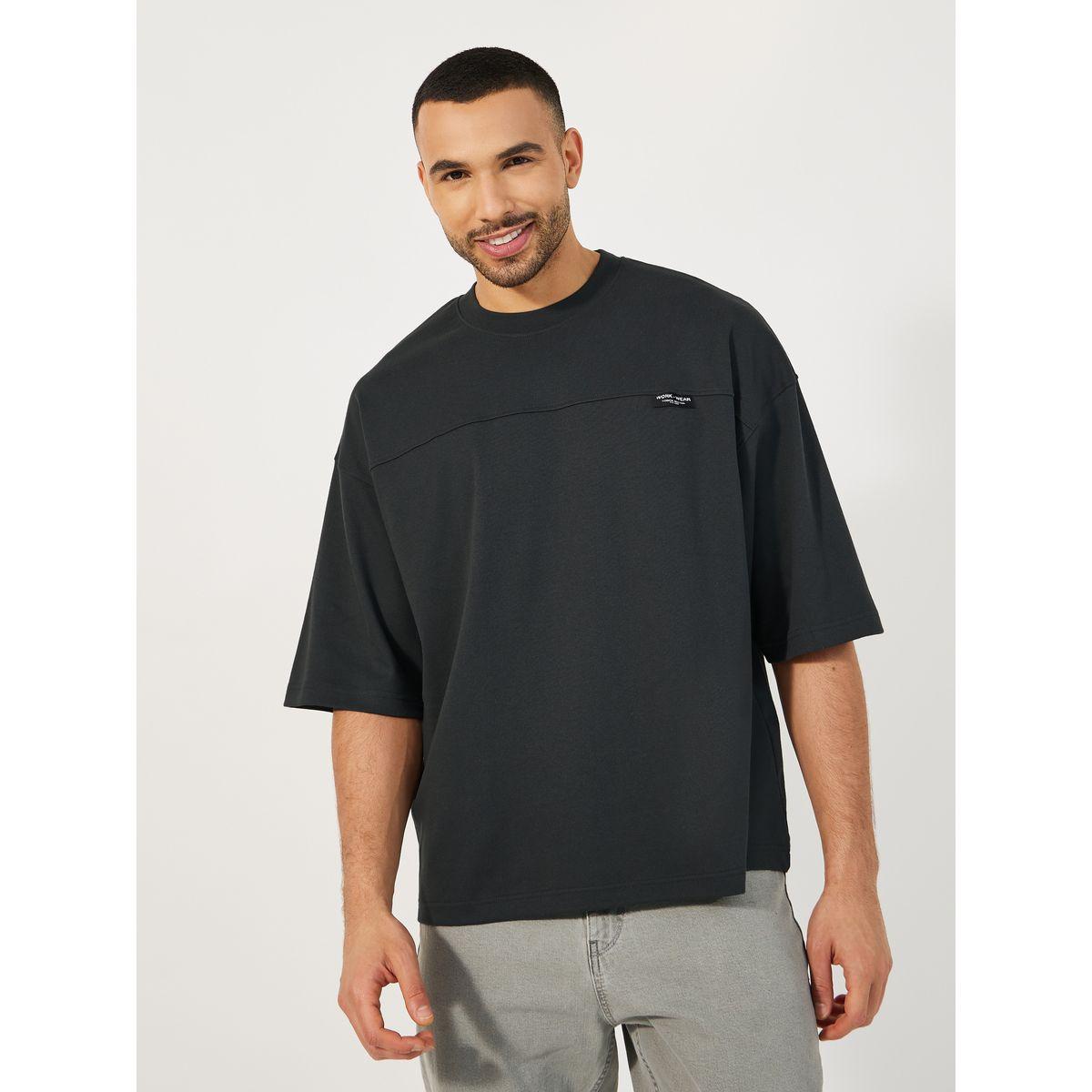 تيشيرت بقصة بوكسي وتفاصيل شارة-men-clothing-tshirtsandpolos-tshirts-image-1
