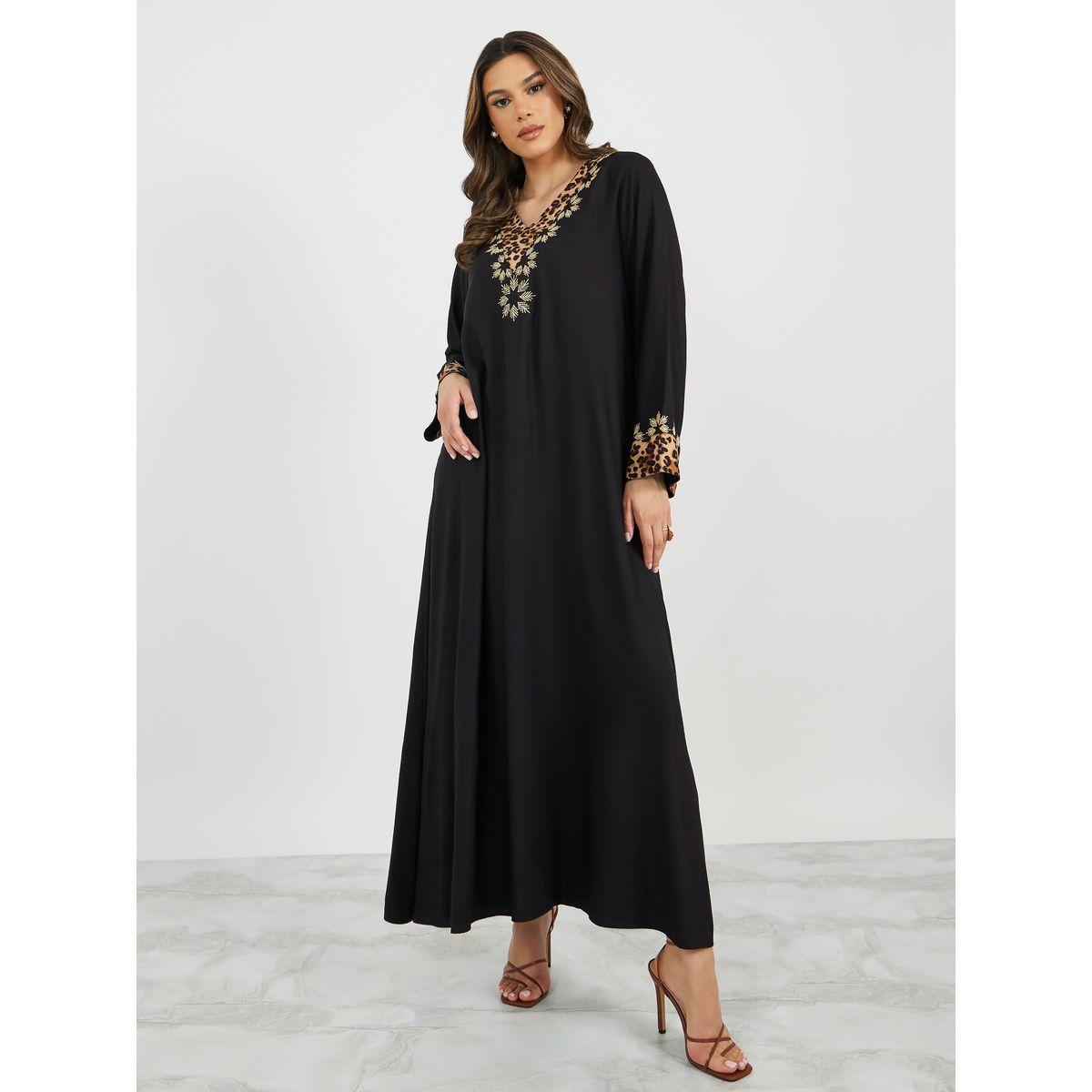 جلابية مطرزة بطبعة حيوانية ورقبة على شكل حرف V-women-arabicclothing-jalabiyas-image-2