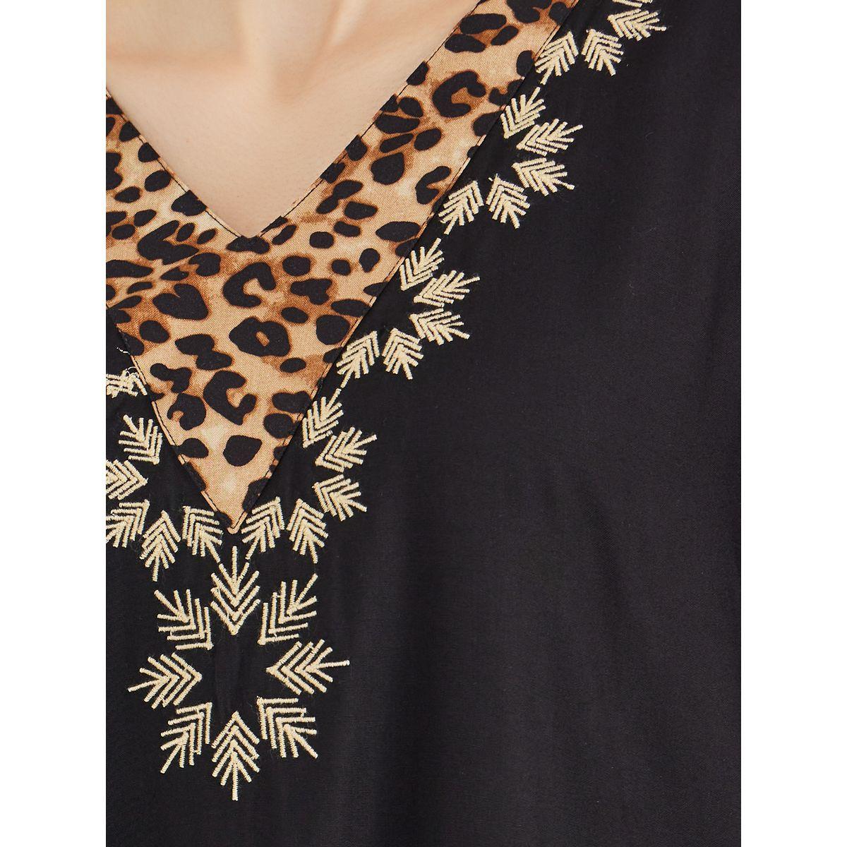 جلابية مطرزة بطبعة حيوانية ورقبة على شكل حرف V-women-arabicclothing-jalabiyas-image-5